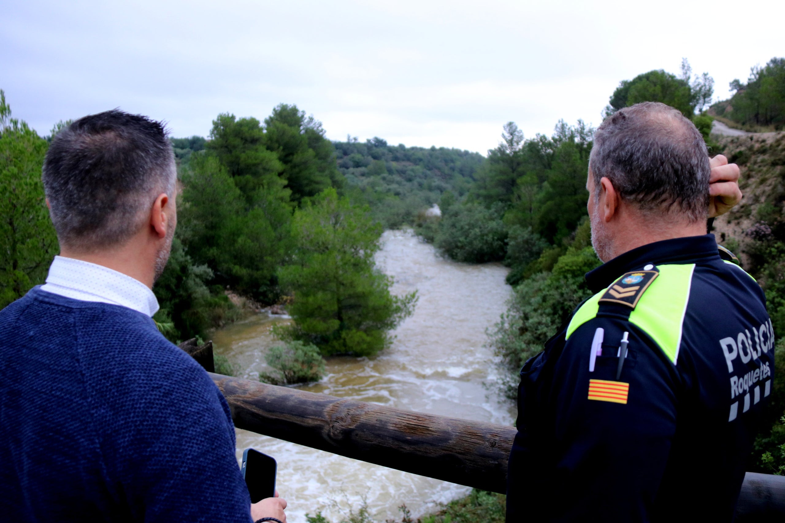 El regidor de Serveis Municipals de Roquetes, Jordi Allepuz, i un agent de la policia local observen el barranc de Lloret al seu pas pel municipi |
Autor: Jordi Marsal
