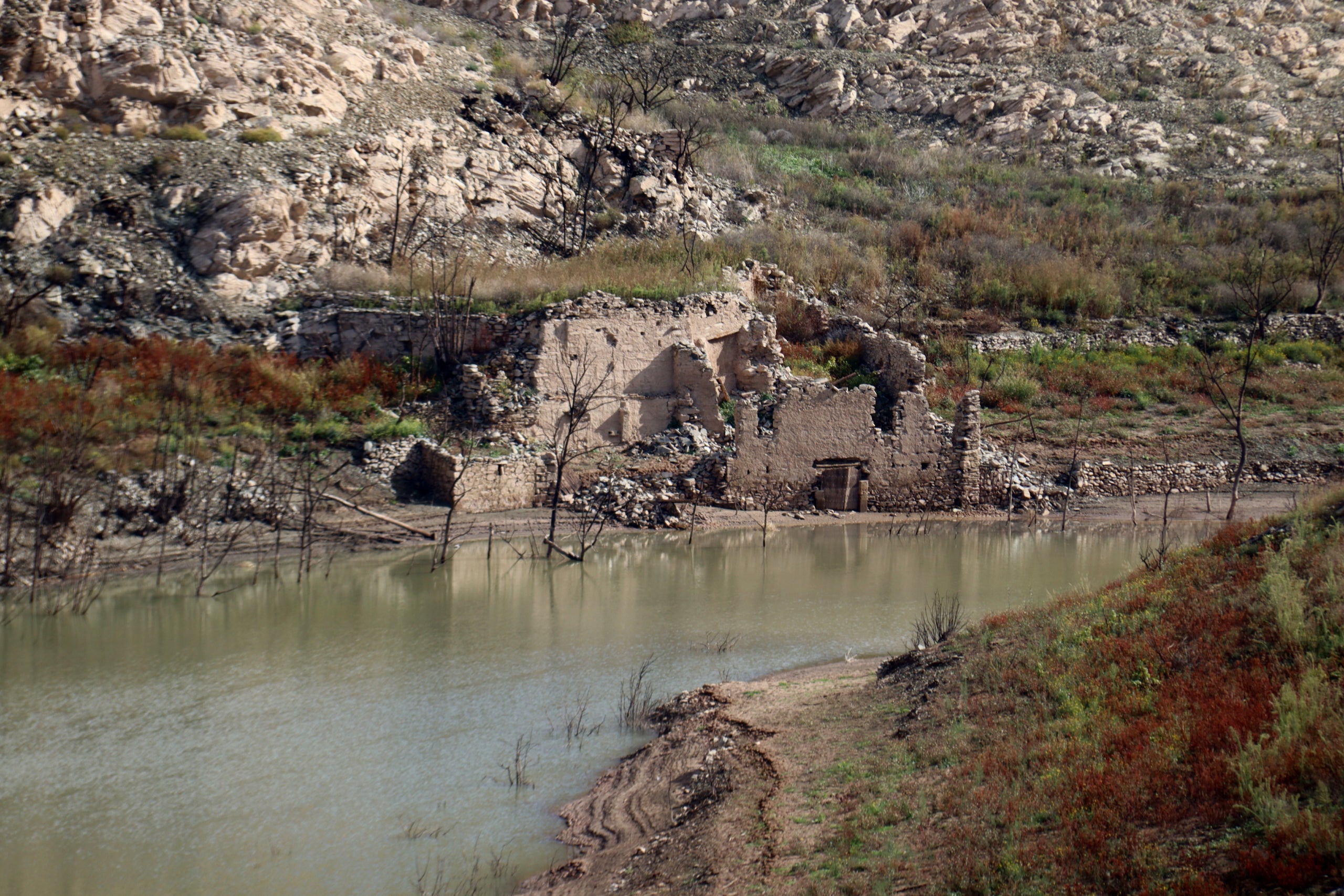 La falta de agua en el pantano de Siurana deja al descubierto antiguas estructuras | Neus Bertola (ACN)