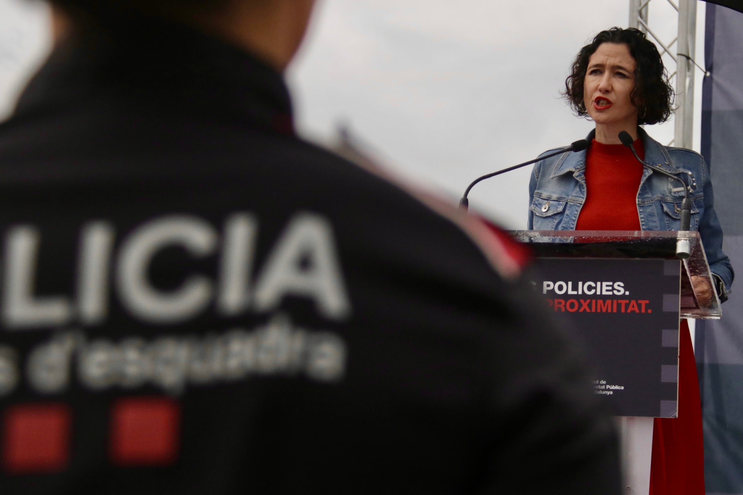 Núria Parlon es dirigeix com a consellera d'Interior als Mossos de la 37ena promoció en la seva graduació/Jordi Pujolar-ACN