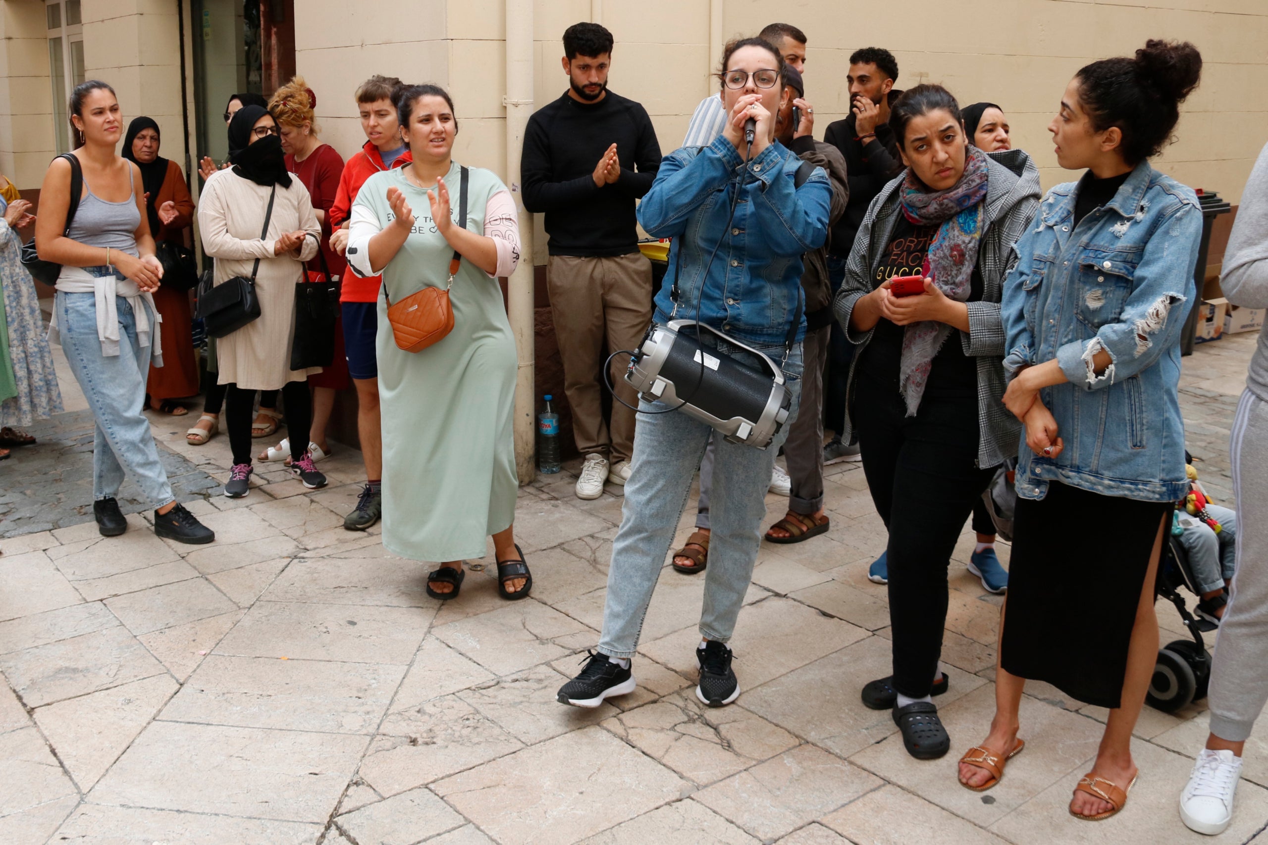 Un grup de persones es conentra per donar suport a la família desnonada / ACN (Arnau Martínez)