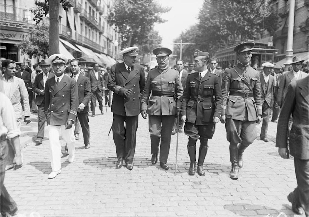 Domènec Batet, general de la Quarta Divisió, acompanyat per tres militars, participa en el seguici fúnebre amb motiu del funeral de l'aviador Arsenio Pardo, mort en accident. Barcelona/Fons Josep Maria de Sagarra-Arxiu Nacional de Catalunya