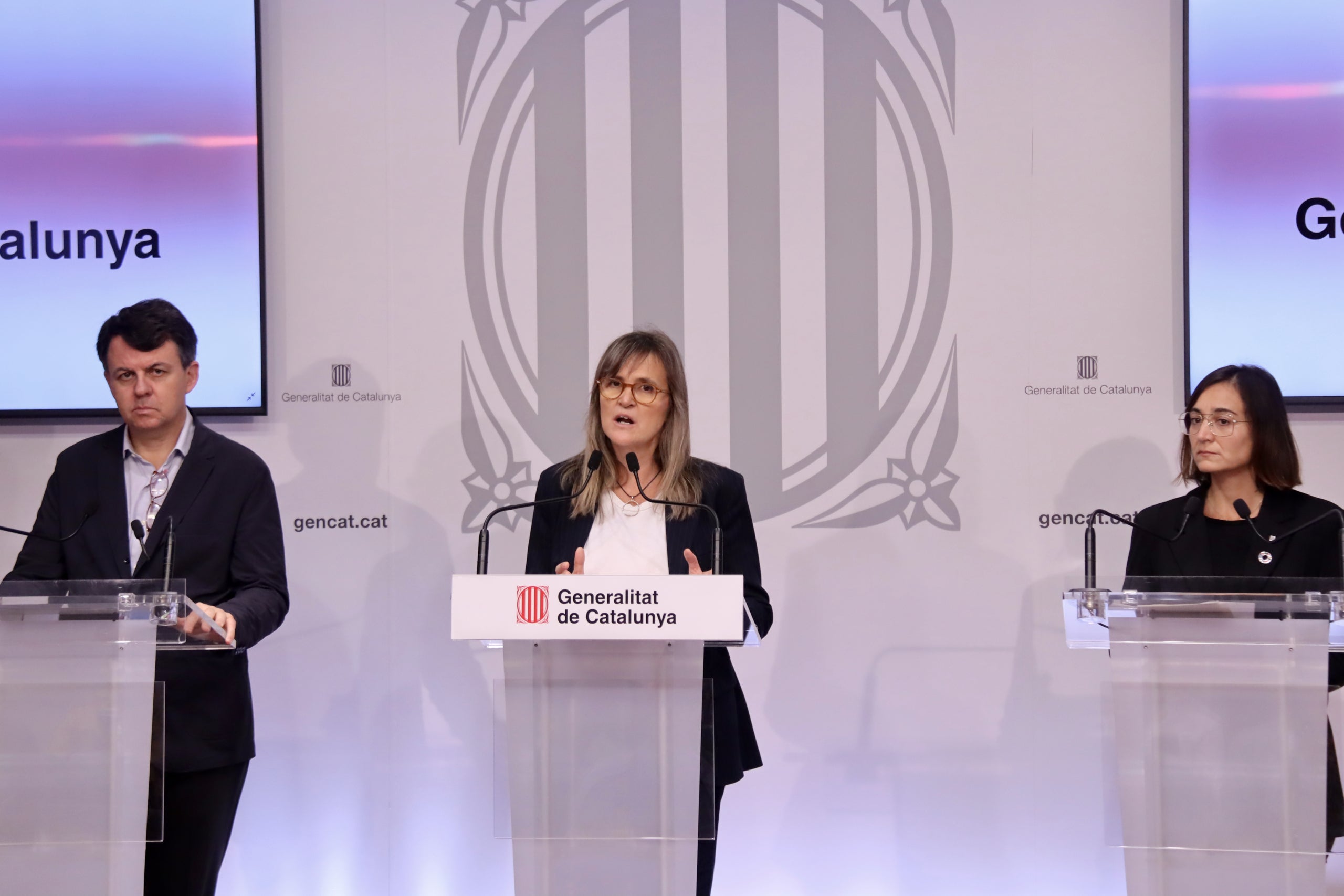 La directora general de Protecció Civil, Marta Cassany; la directora del Servei Meteorològic de Catalunya, Sarai Sarroca, i el director de l'Àrea de Gestió Territorial de l'Agència Catalana de l'Aigua, Diego Moxó, en roda de premsa aquest dijous | Nico Tomás (ACN)