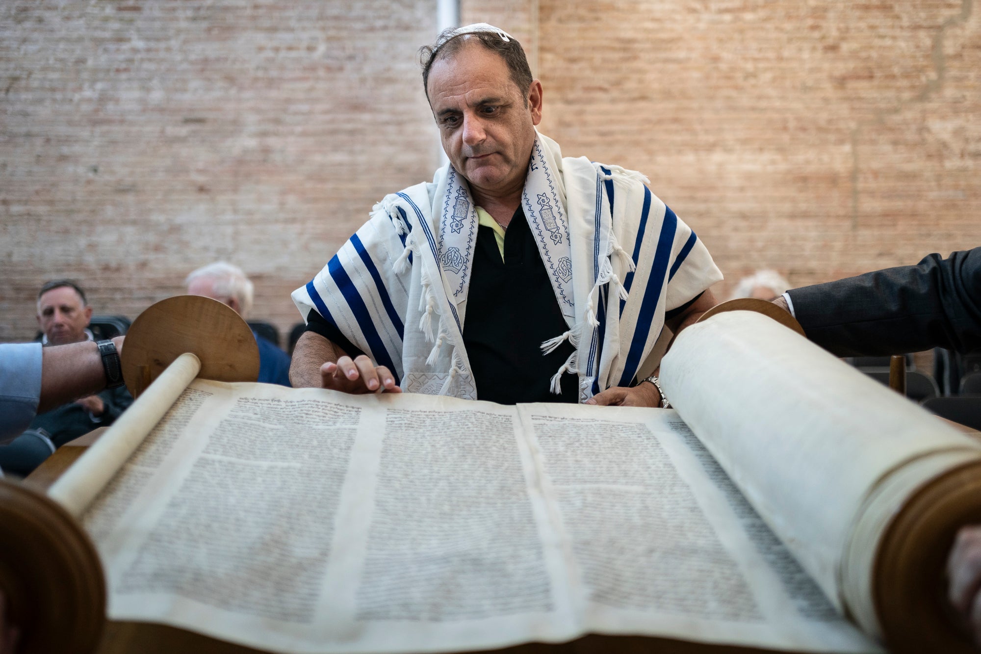 Carles Grima, membre de l’Associació Catalana Contra l'Antisemitisme, a la sinagoga Bet Shalom, amb la Torà, el 25 d'octubre, el dia que celebraven la festa de Simhat Torà, la mateixa que se celebrava a Israel el 7 d'octubre del 2023, quan es va produir l'atac de Hamas. La data varia segons el calendari jueu, que és lunar, i en la festa se celebra el final de cicle anual de la lectura de la Torà / Mireia Comas
