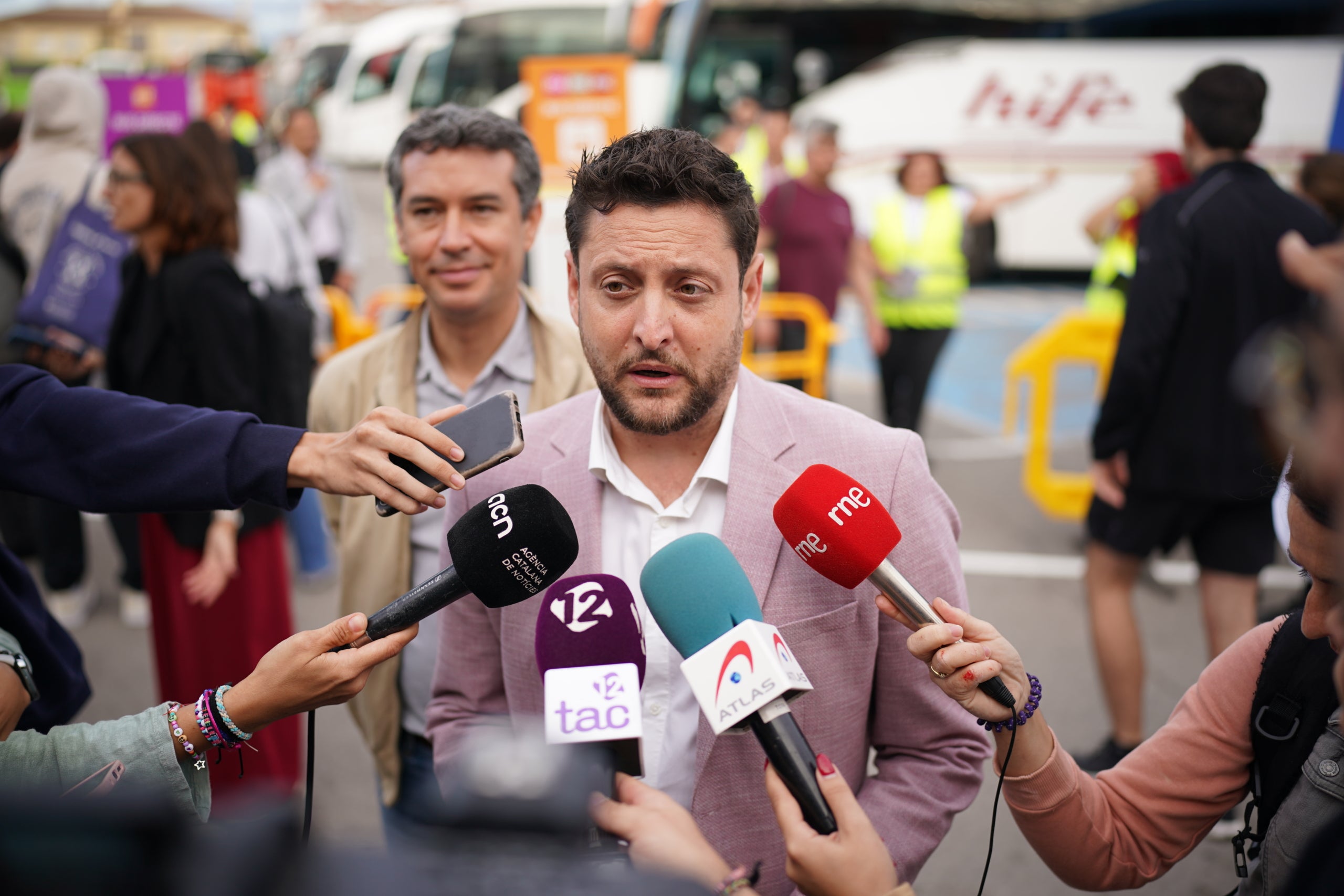 L'alcalde de Tarragona, Rubén Viñuales, atenent els mitjans de comunicació a l'estació de Sant Vicenç de Calders / ACN