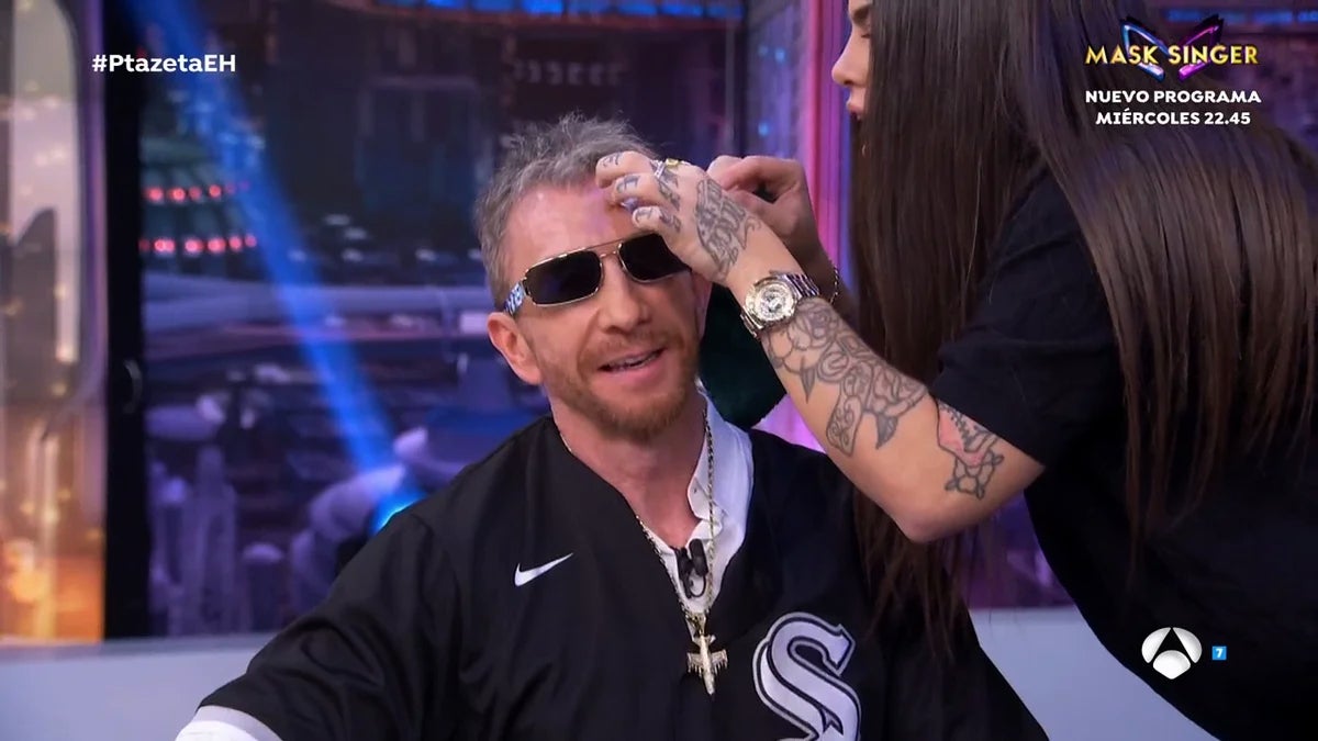 El presentador vol cridar l'atenció com sigui - Antena 3