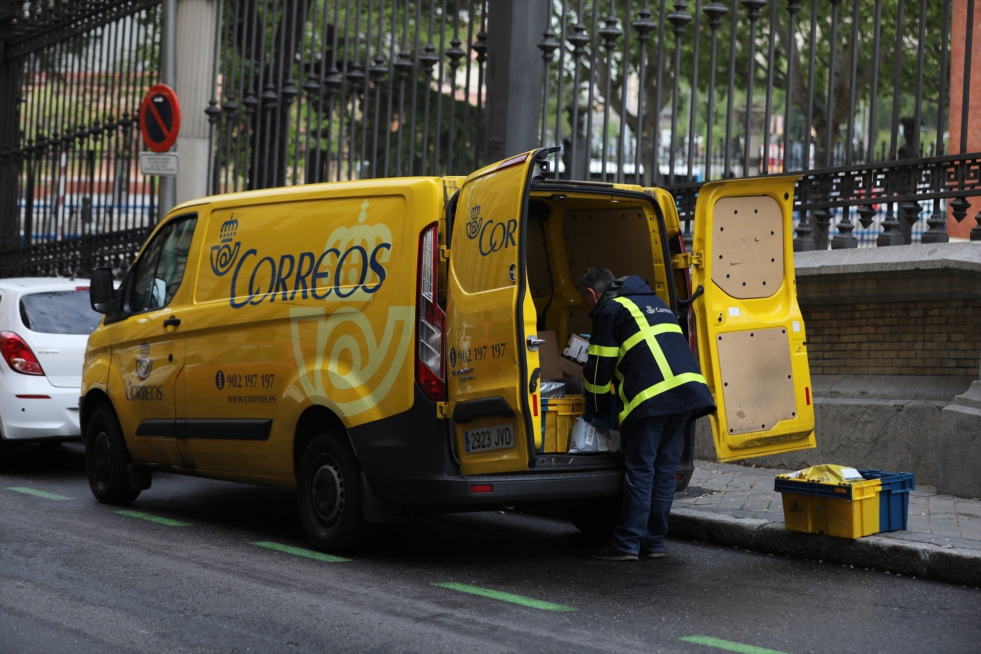 Un treballador de Correus prepara diversos paquets per entregar / Europa Press
