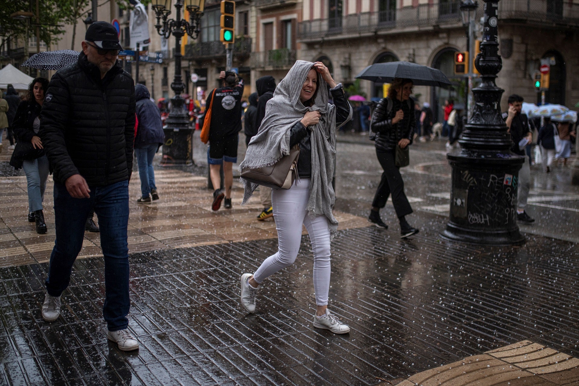 Diverses persones caminen sota la pluja a Barcelona / Europa Press