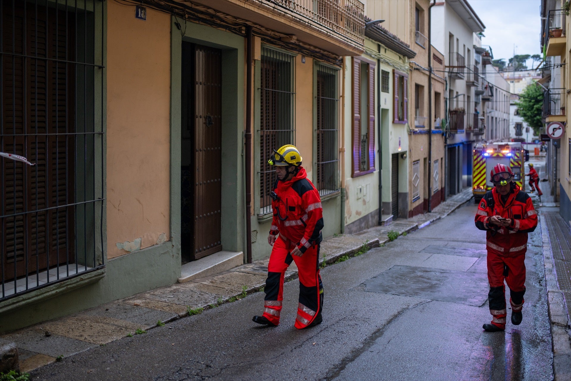 Dos bombers inspeccionen un carrer després d'una riudada a Arenys de Mar / Europa Press 
