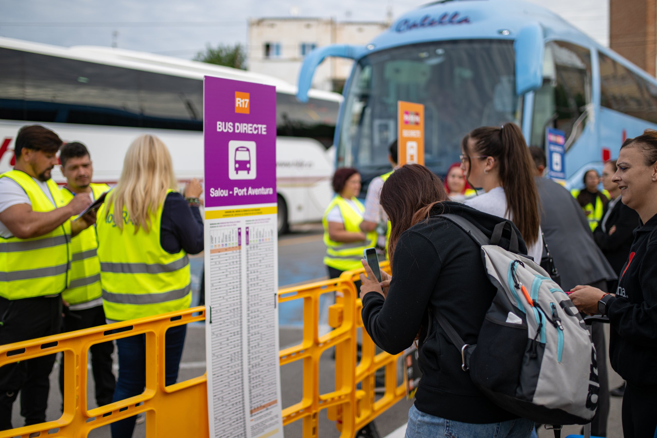 Afectats pel tall de Rode de Berà esperen un dels busos del servei alternatiu de Renfe / Lorena Sopêna / Europa Press