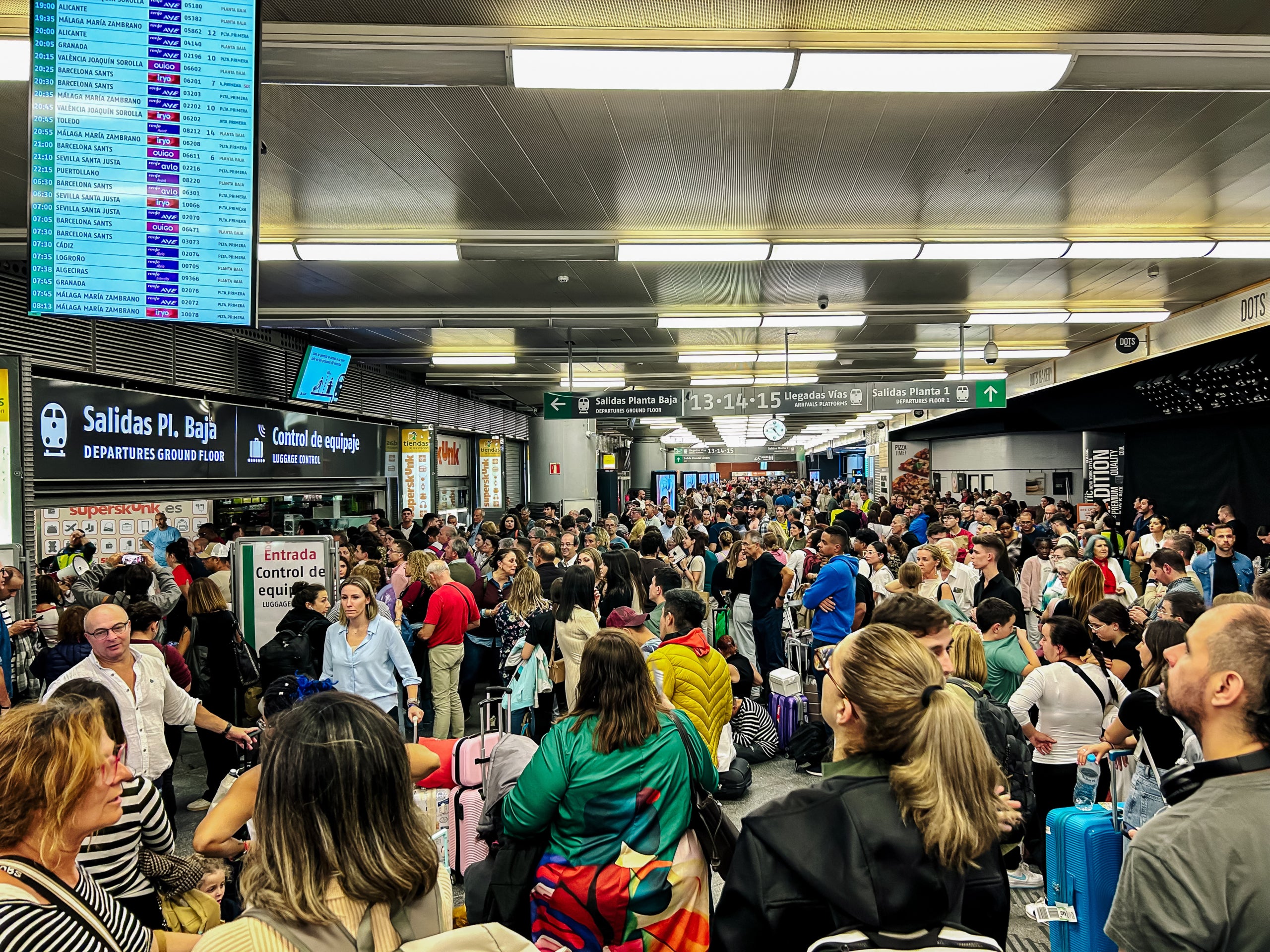 Centenars de persones enmig del caos ferroviari a l'estació de Chamartín després que un tren hagi descarrilat / Carlos Luján - Europa Press