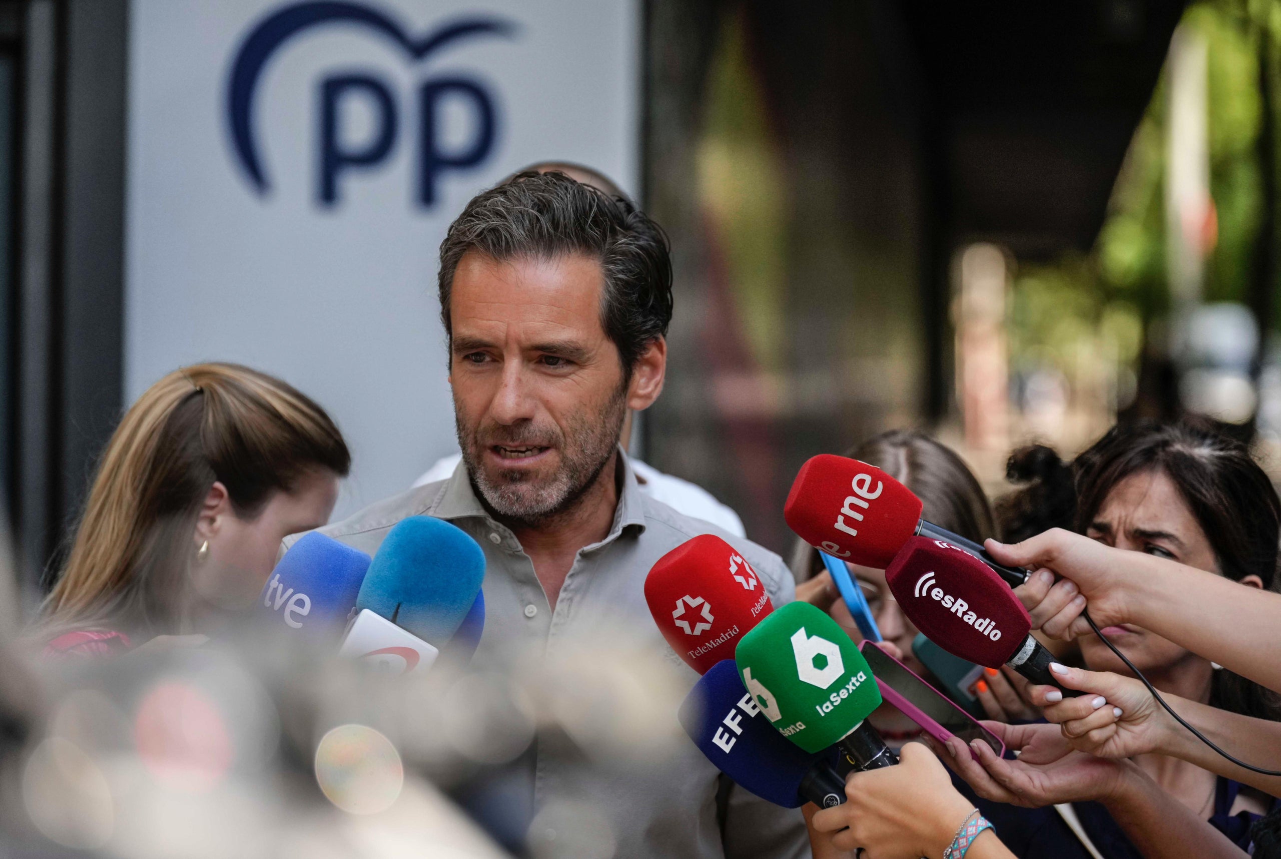 El portaveu del PP, Borja Sémpre, atén els mitjans a la porta de la seu del PP a Madrid / ACN