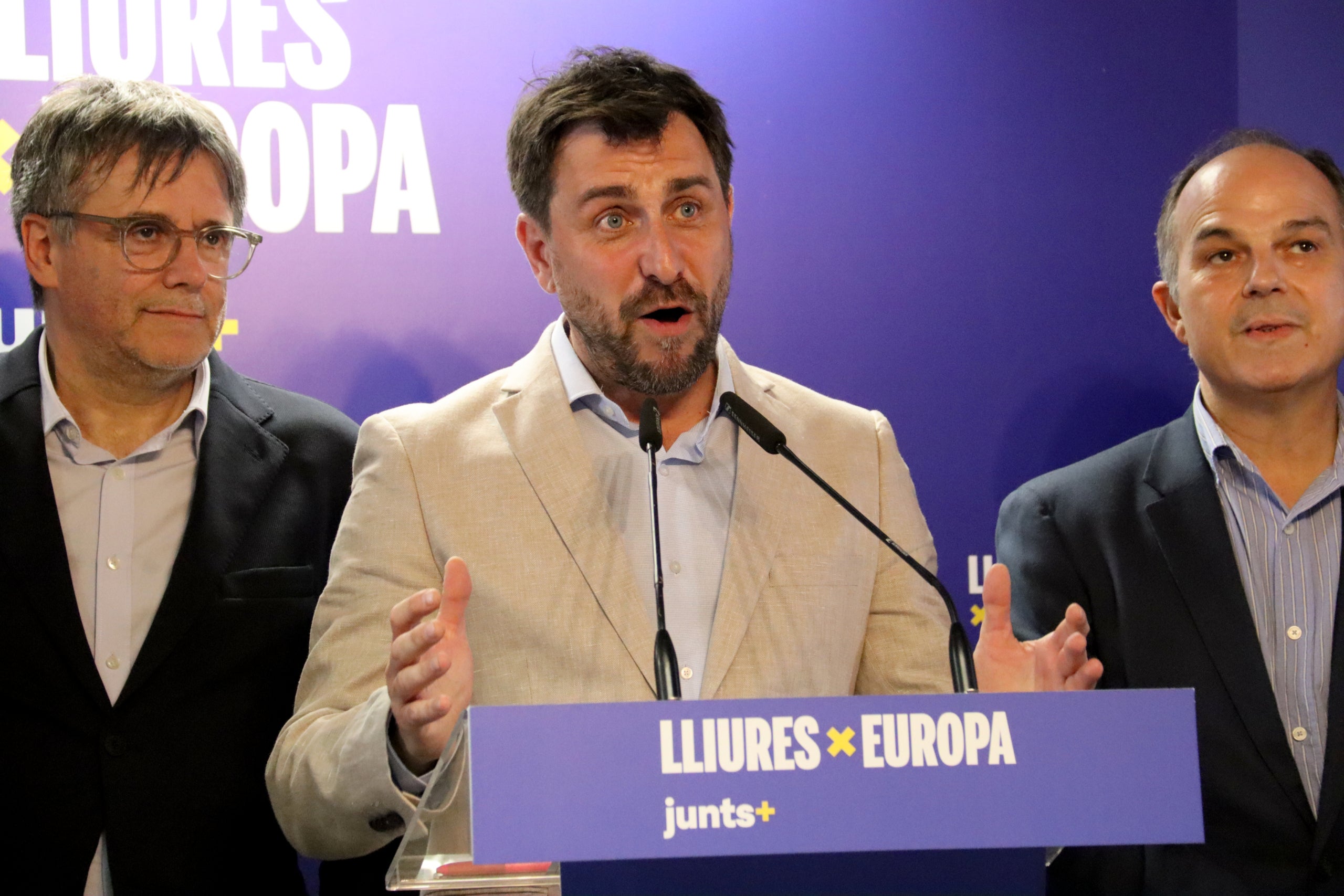 Carles Puigdemont i Jordi Turull paren l'orella a Toni Comín/ACN