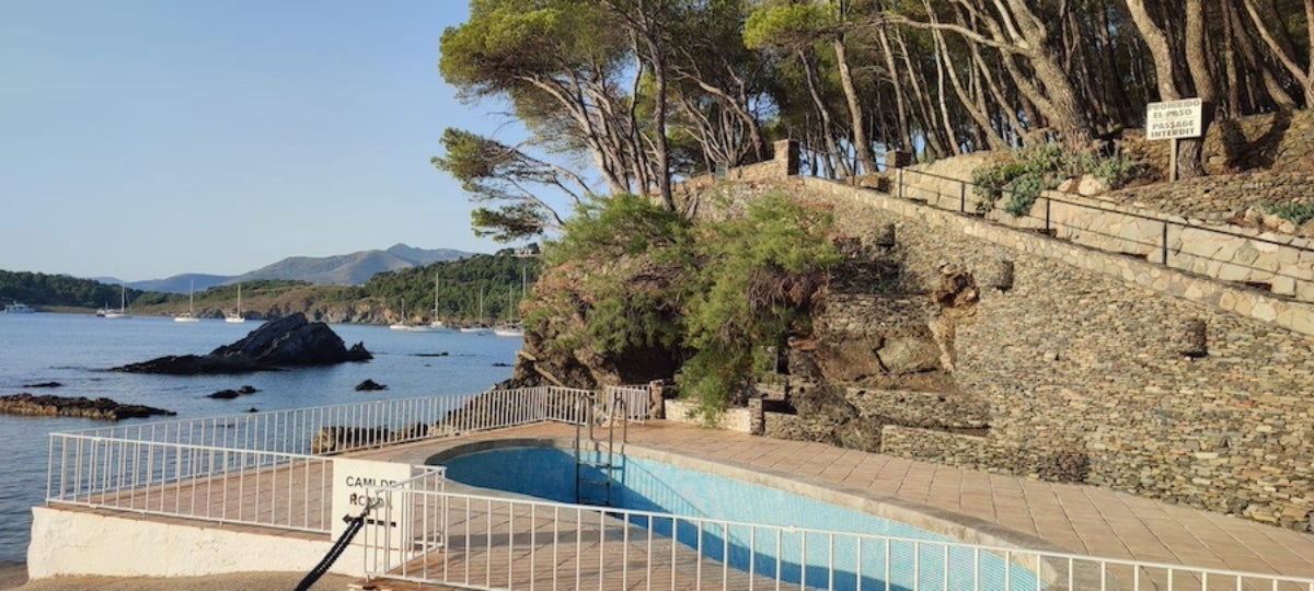 La zona del Port de Joan en la qual els ecologistes denuncien que la propietat ha instal·lat tanques sense permís barrant el pas al camí de ronda | Sos Costa Brava