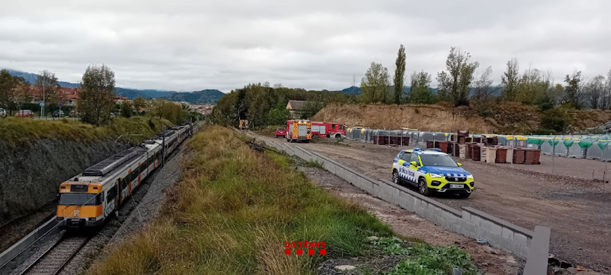 Actuació dels Bombers de la Generalitat per extingir l'incendi en una catenària de l'R3 d'aquest dimarts / Bombers