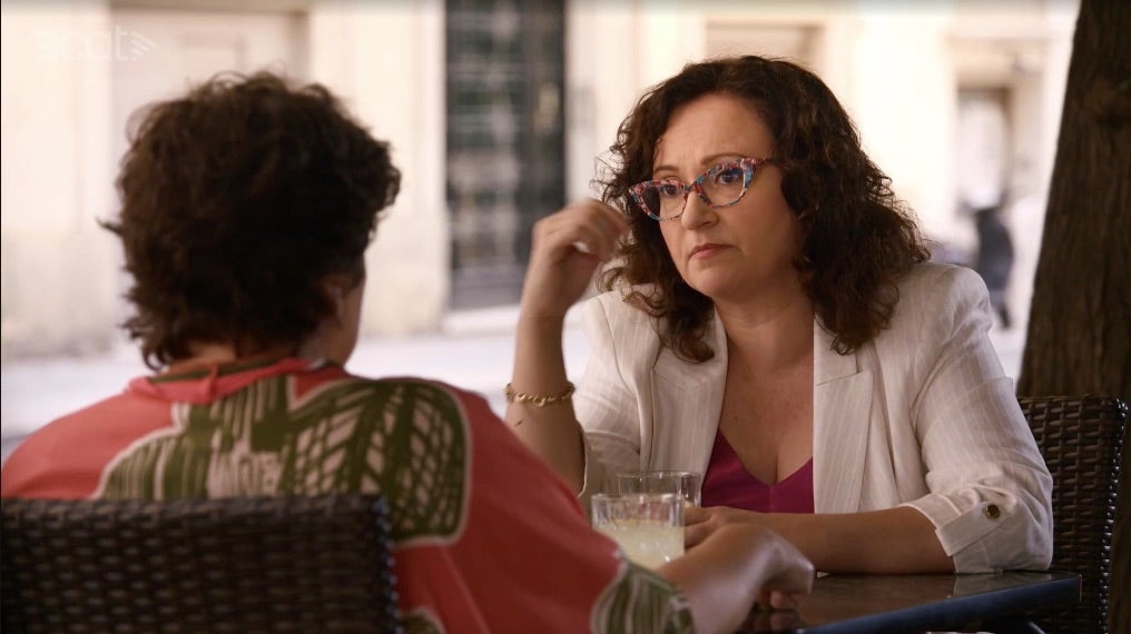 Meritxell Huertas (Gina), de espaldas, y Míriam Alamany (su prima Lidia) en 'Com si fos ahir', en TV3