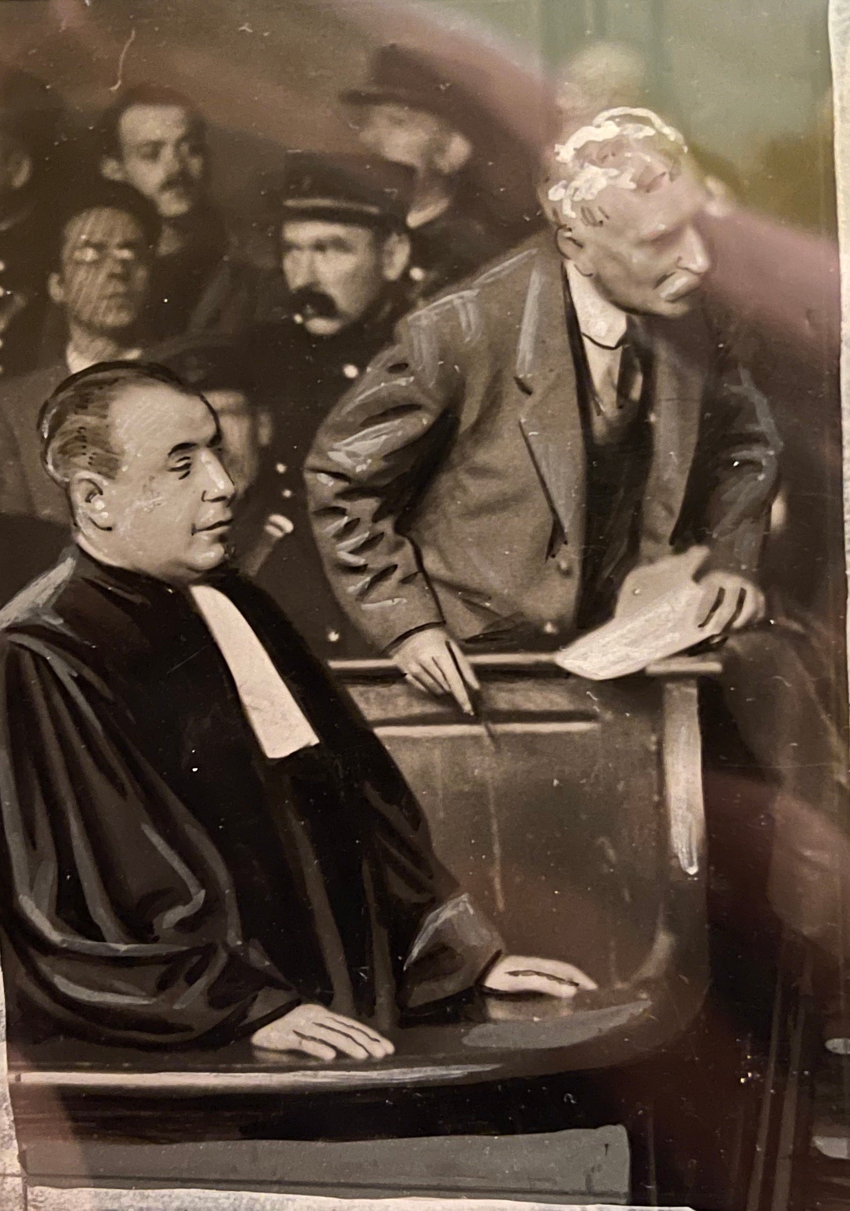 El presidente Macià se levanta para dirigirse al estrado y hacer su declaración sobre los hechos de Prats de Molló. La fotografía está resaltada en blancos para facilitar la impresión de los diarios de la época/Archivo Casa Macià