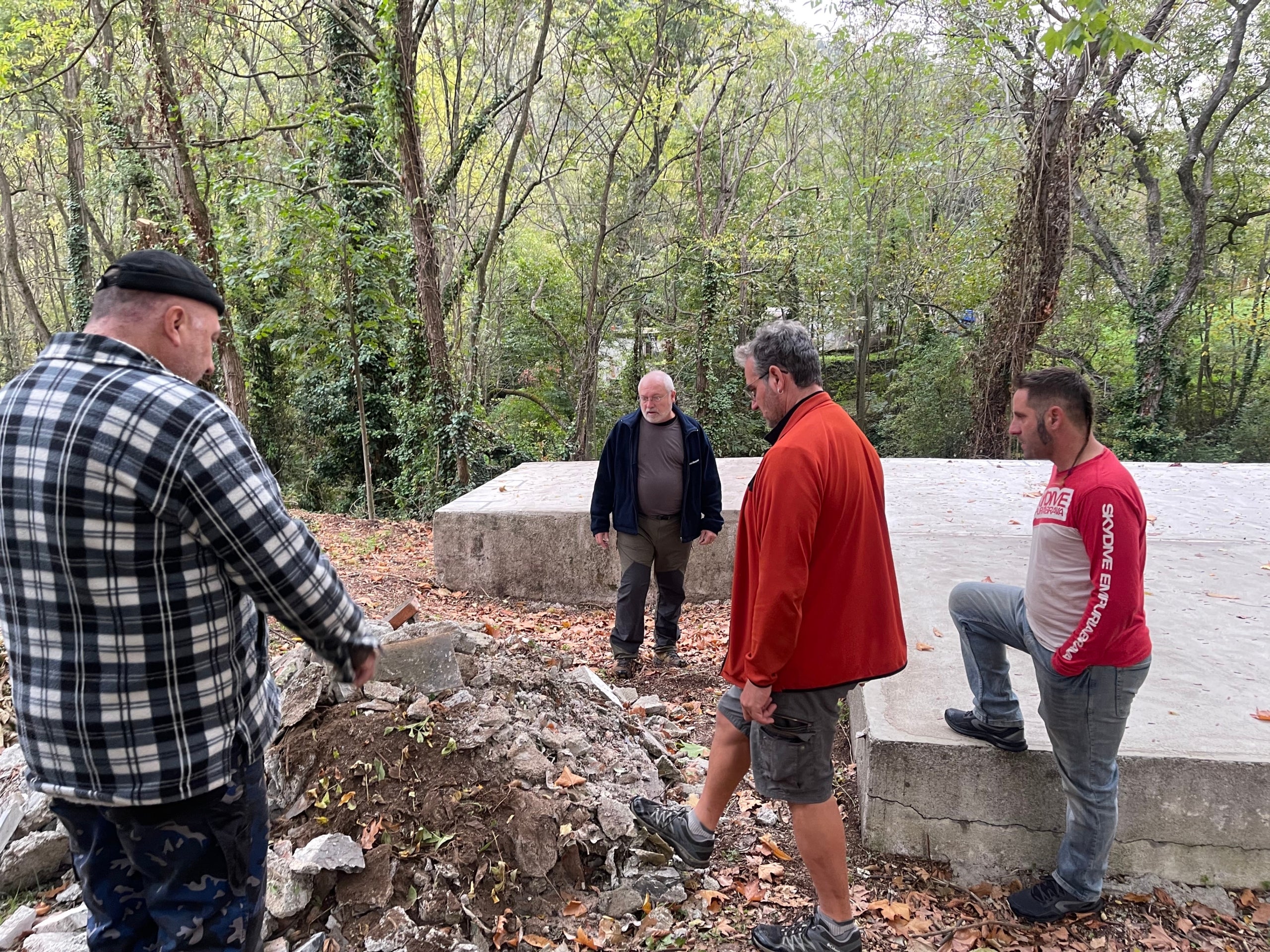 Puig da instrucciones a los voluntarios para realizar las tareas de restauración de la Casa Macià/Quico Sallés