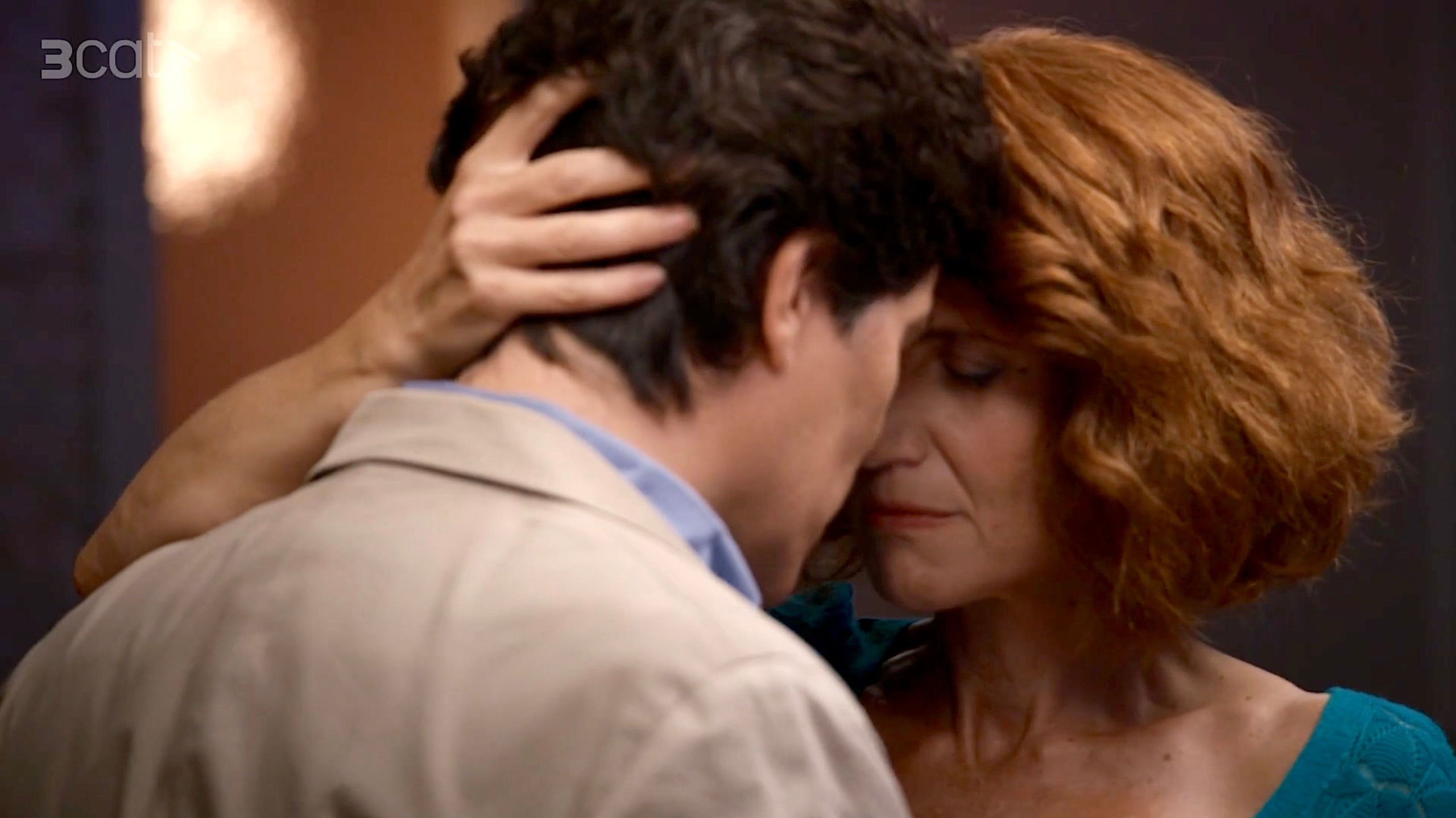 El Rodri (Ivan Benet) i l'Eva (Alícia González Laá) fent-se un petó després de la confessió a 'Com si fos ahir' / TV3