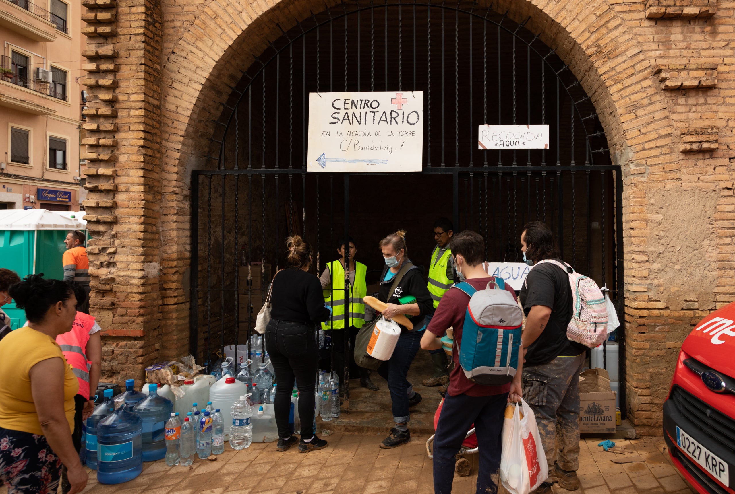Miembros del servicio sanitario en la parroquia de La Torre de Valencia/Mathias Rodríguez