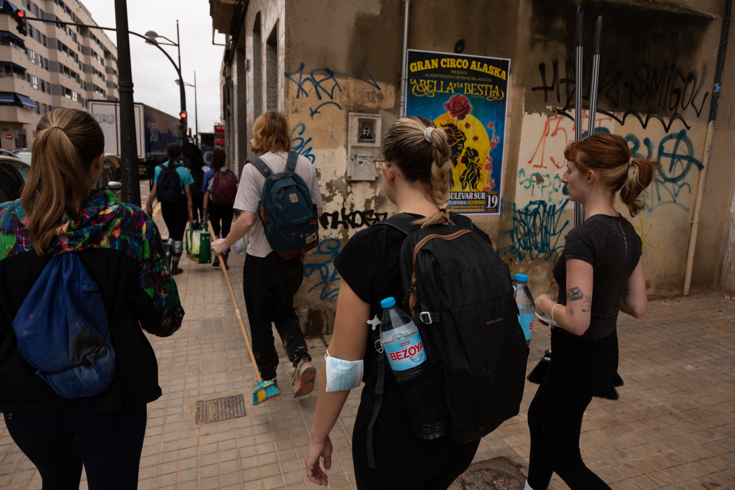 Voluntaris dels EUA camí del barri de la Torre per paliar els efectes de la DANA/Mathias Rodríguez
