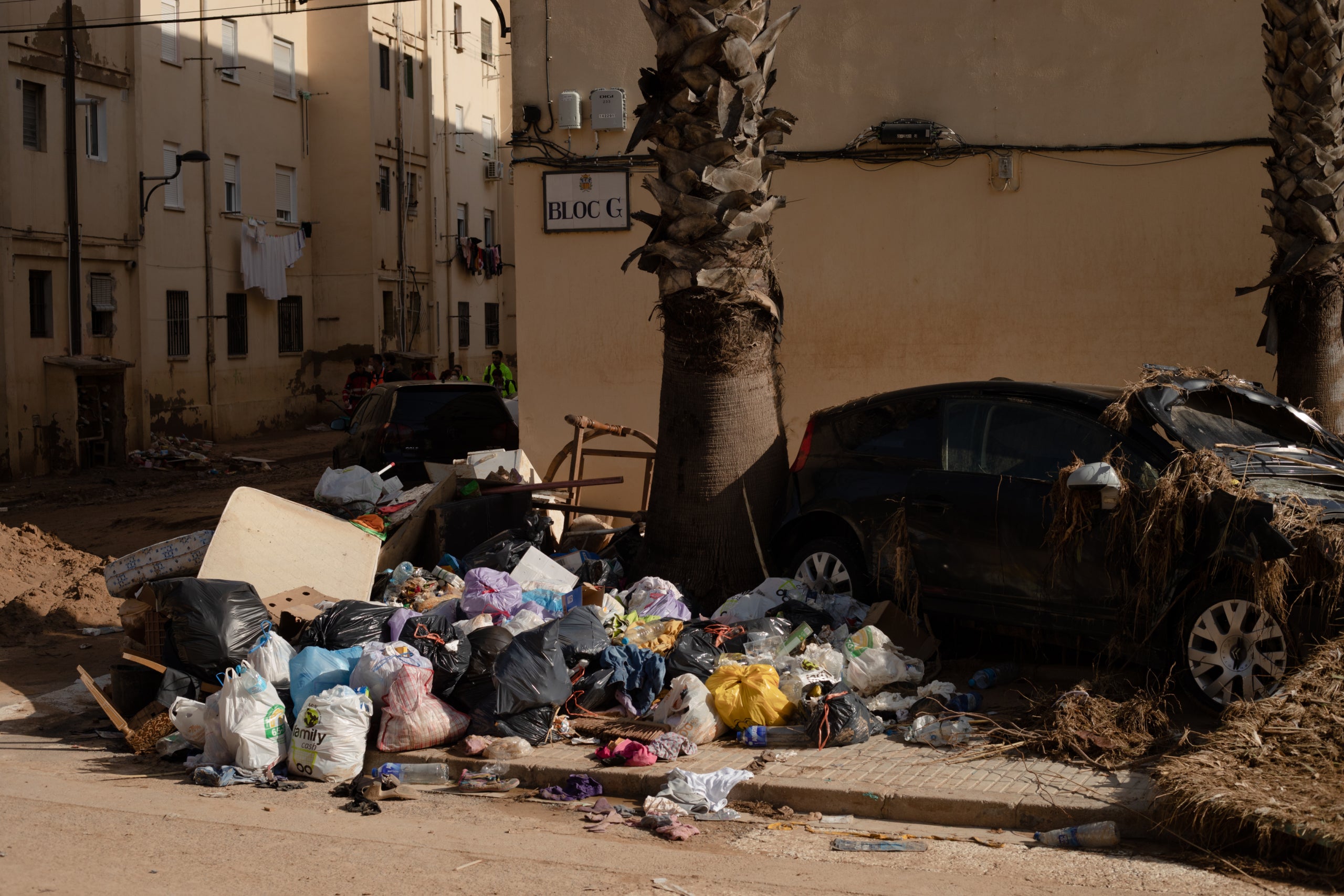 Una imagen de cómo están las calles del Raval de Algemesí donde malvivían los sin techo que ahora se refugian en la estación de tren del municipio/Mathias Rodríguez