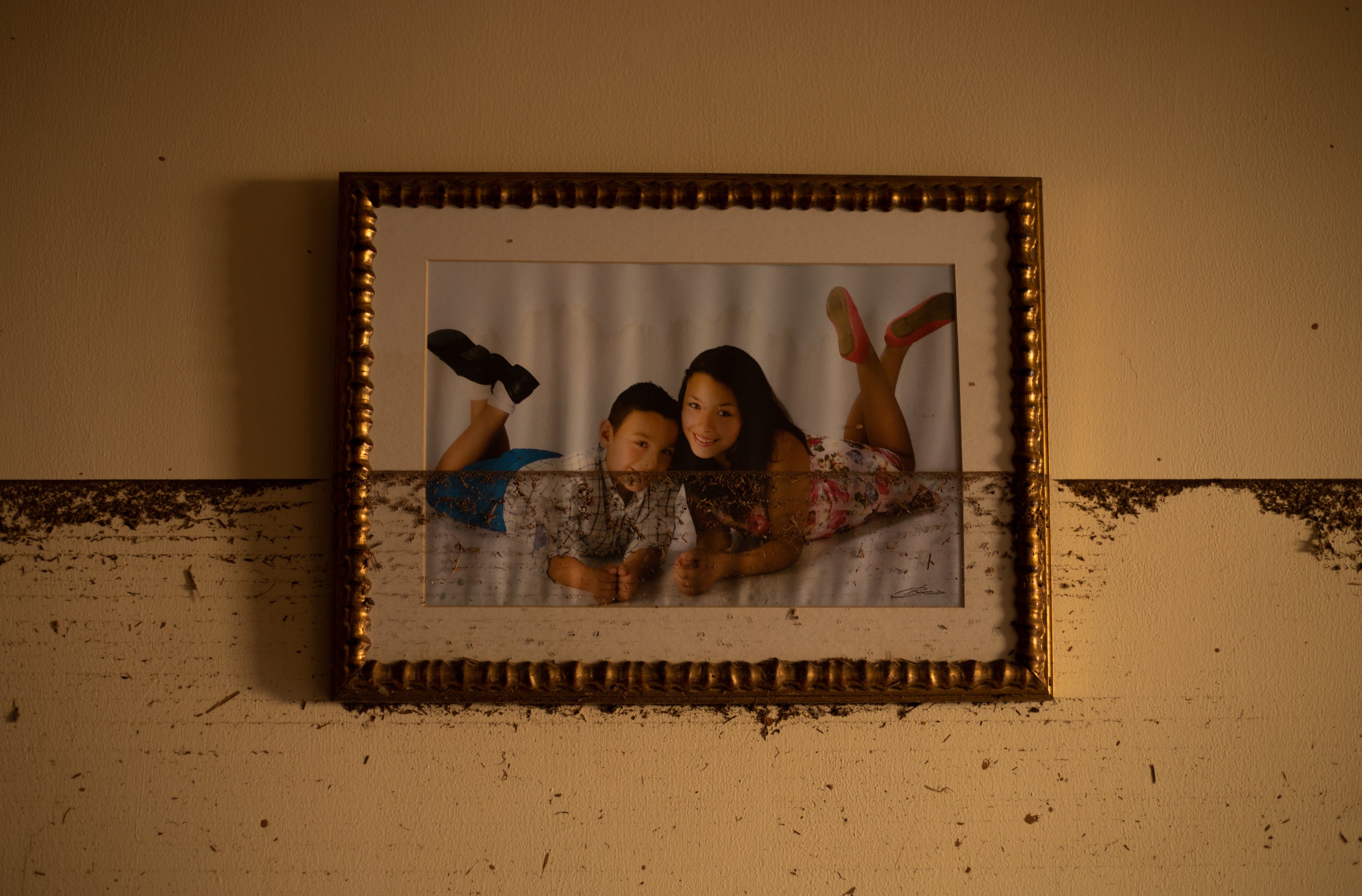 Una fotografía dentro de una vivienda del Raval castigada por la DANA/Mathias Rodríguez