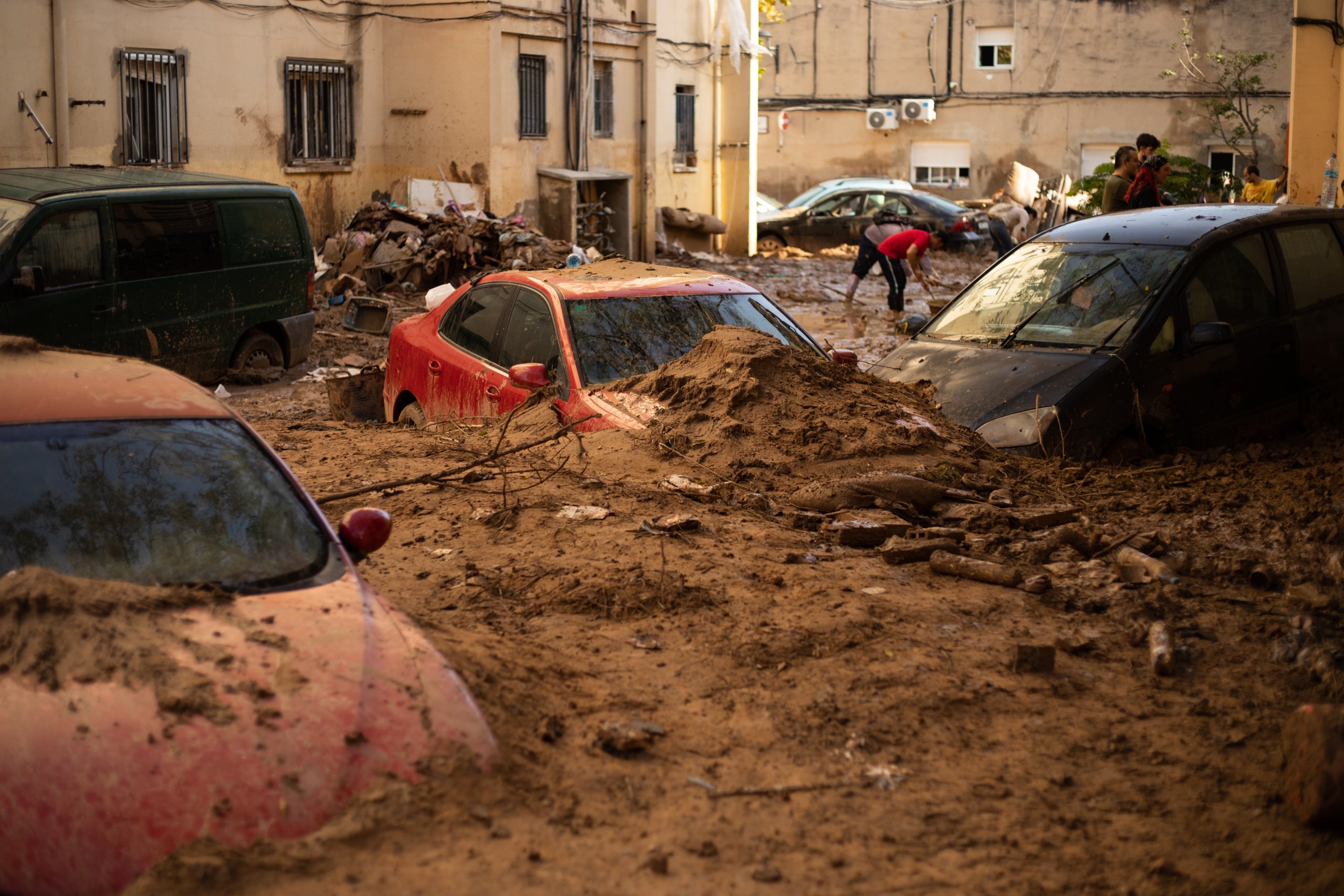 Una imagen de las calles del Raval de Algemesí y los efectos del DANA/ Mathias Rodríguez