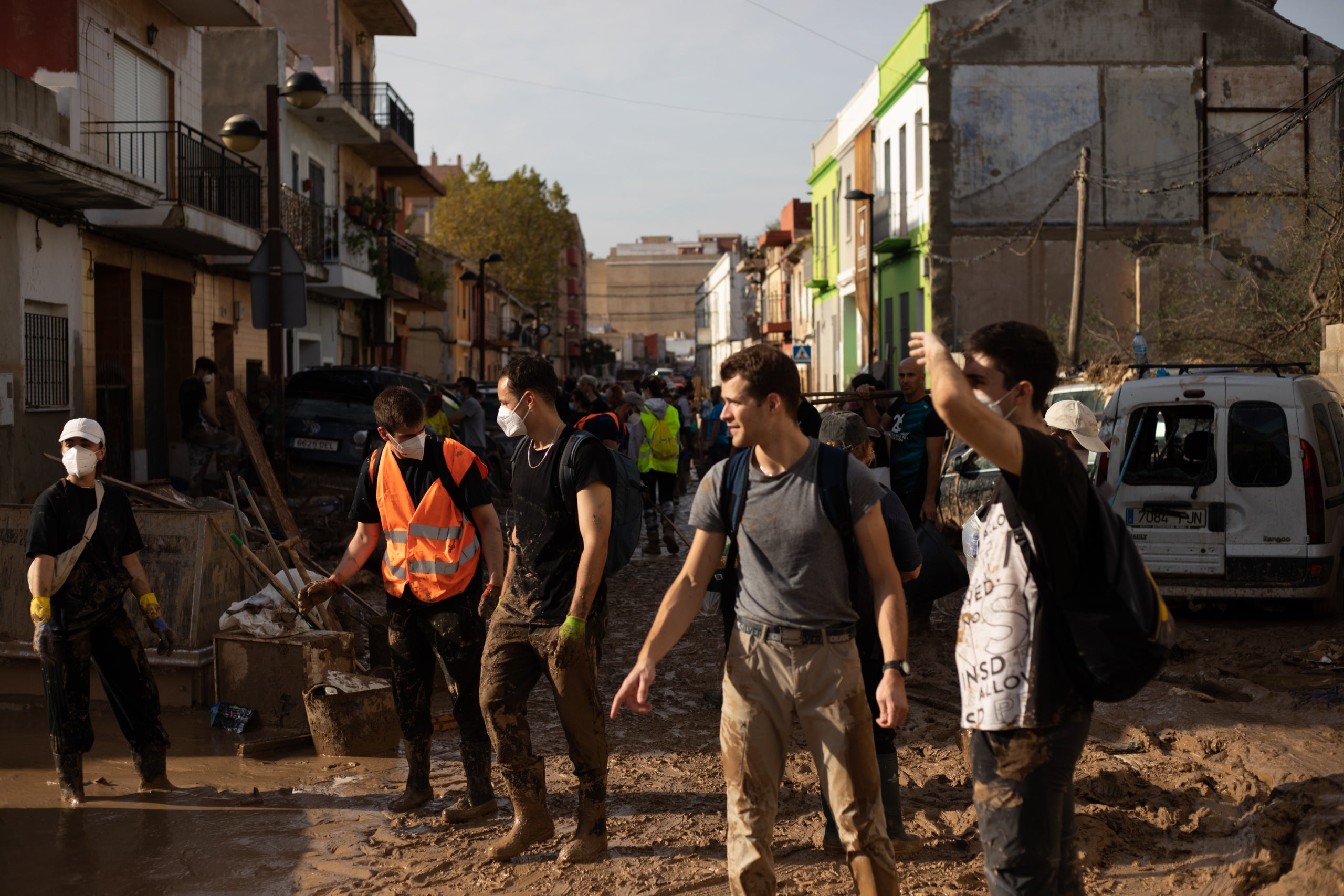 Voluntarios en el Raval de Algemesí/Mathias Rodríguez