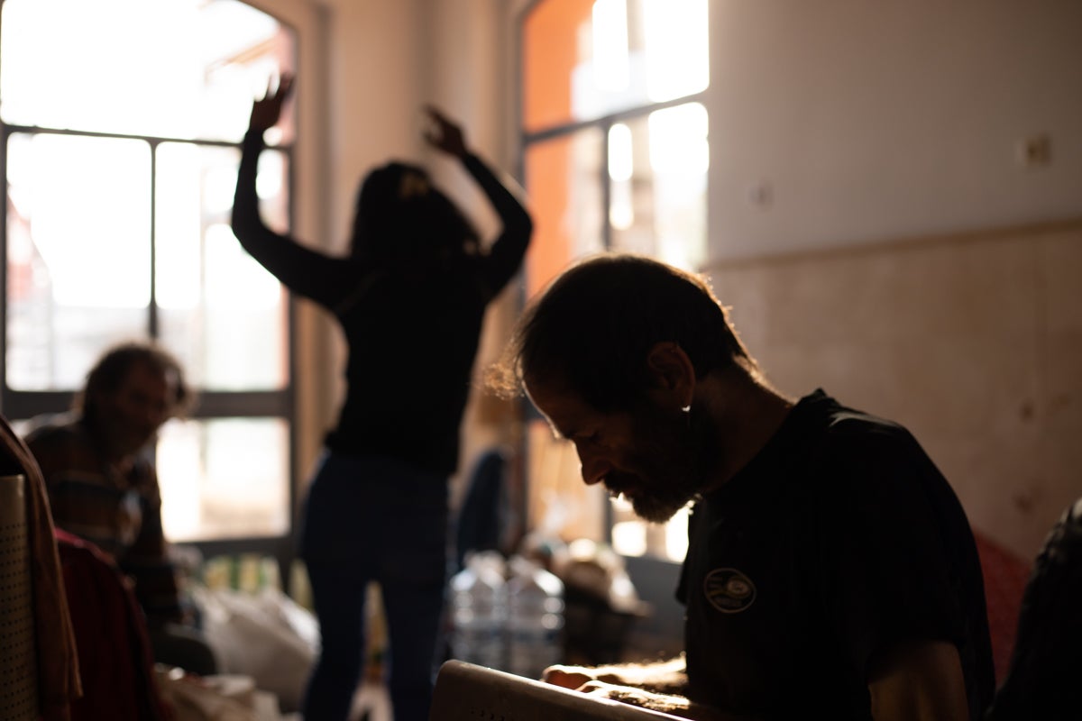 Antonio, Diana y Quique, dentro de la estación de tren de Algemesí/Mathias Rodríguez