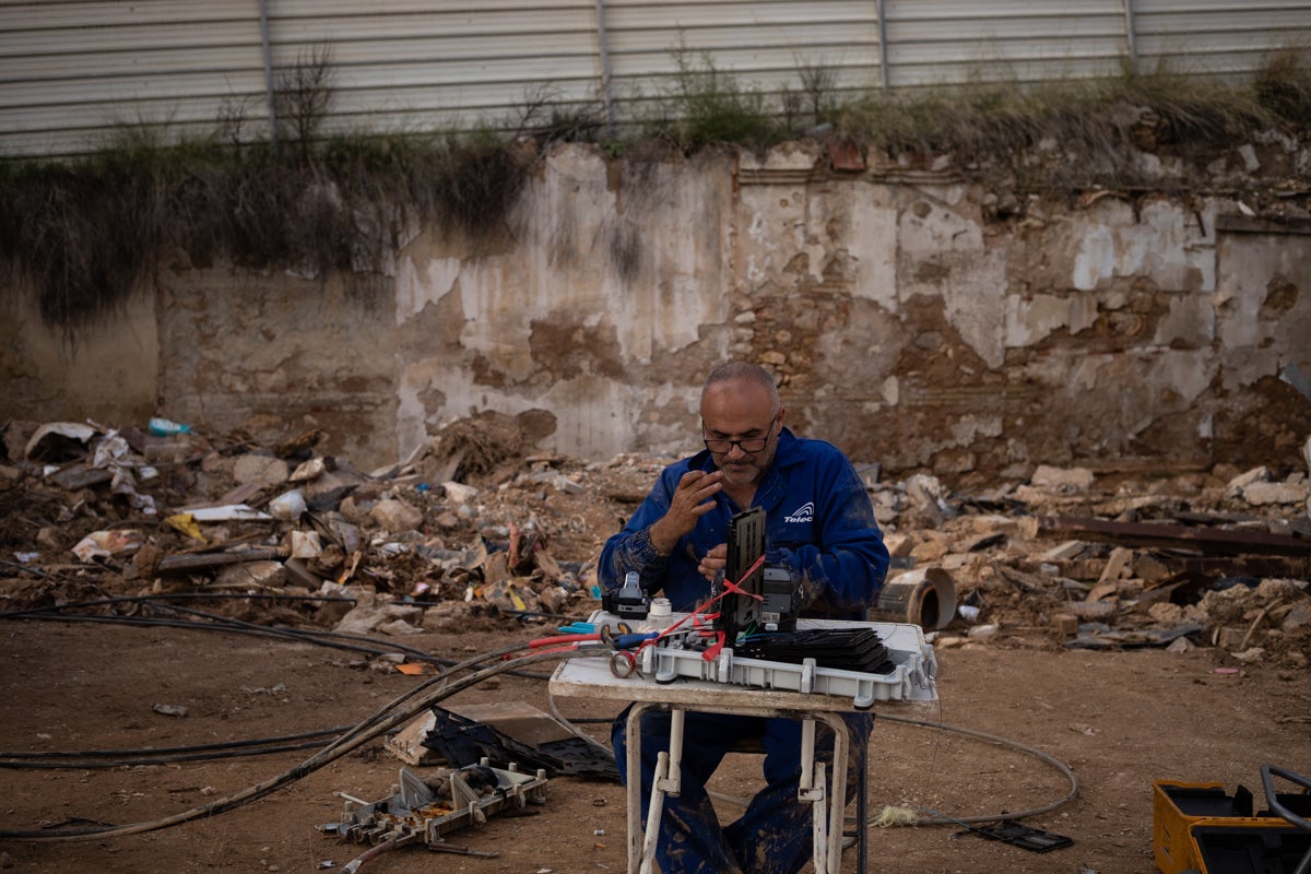 Alberto, operario de Valencia, trabajando para reconstruir la línea de fibra y telefonía móvil en Xiva/Mathias Rodríguez
