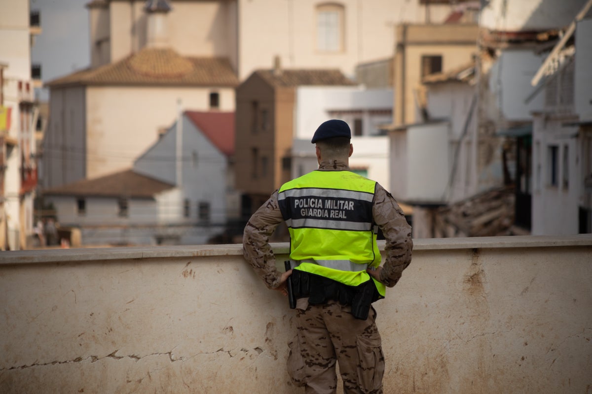 Un miembro de la Guardia Real vigila uno de los puentes de Xiva que los Borbones prefirieron no visitar/Mathias Rodríguez