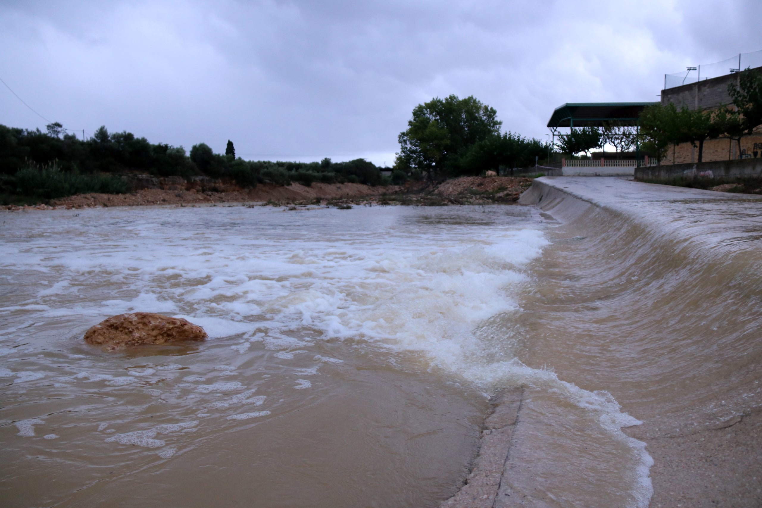El barranco de Lloret lleva agua del macizo de los Puertos a su paso por el término municipal de Roquetes (Baix Ebre) / Jordi Marsal / ACN