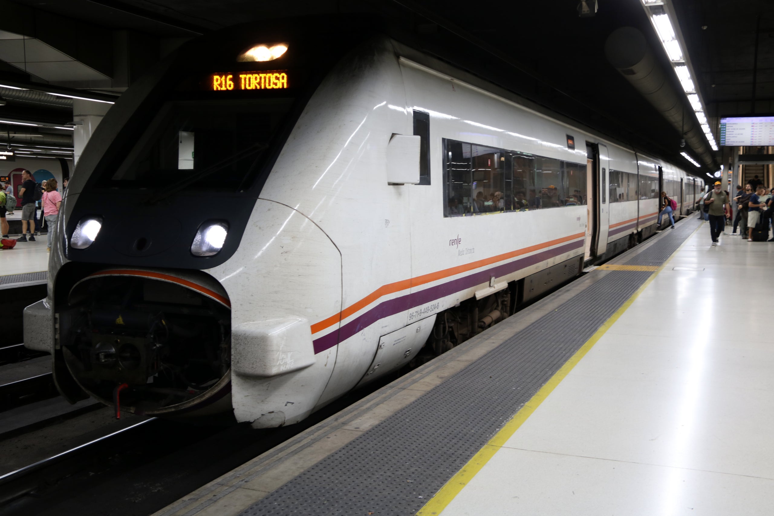 Un tren de l'R16 cap a Tortosa a punt de sortir de l'estació de Sants, en el primer dia de tall a Roda de Berà | Neus Bertola i Jordi Bataller (ACN)