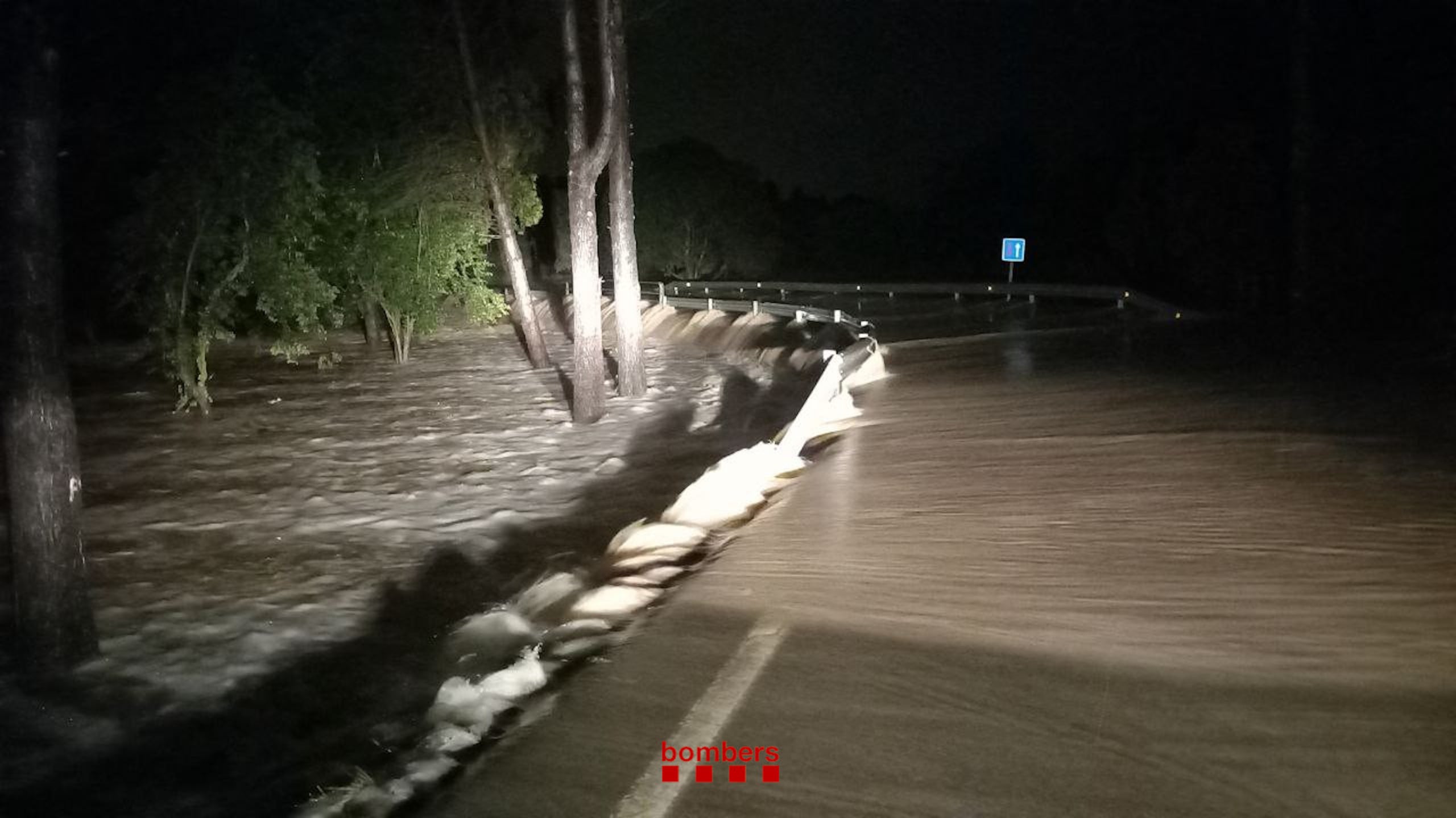 Carretera C-31B inundada al punt quilomètric 4 | Bombers de la Generalitat