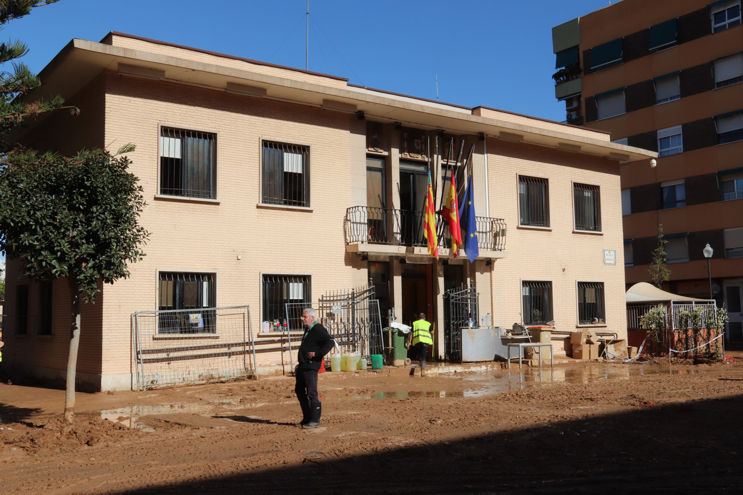 L'edifici de l'Ajuntament de Picanya, amb la plaça plena de fang per la dana | Gemma Sánchez Bonel / Mar Rovira (ACN)