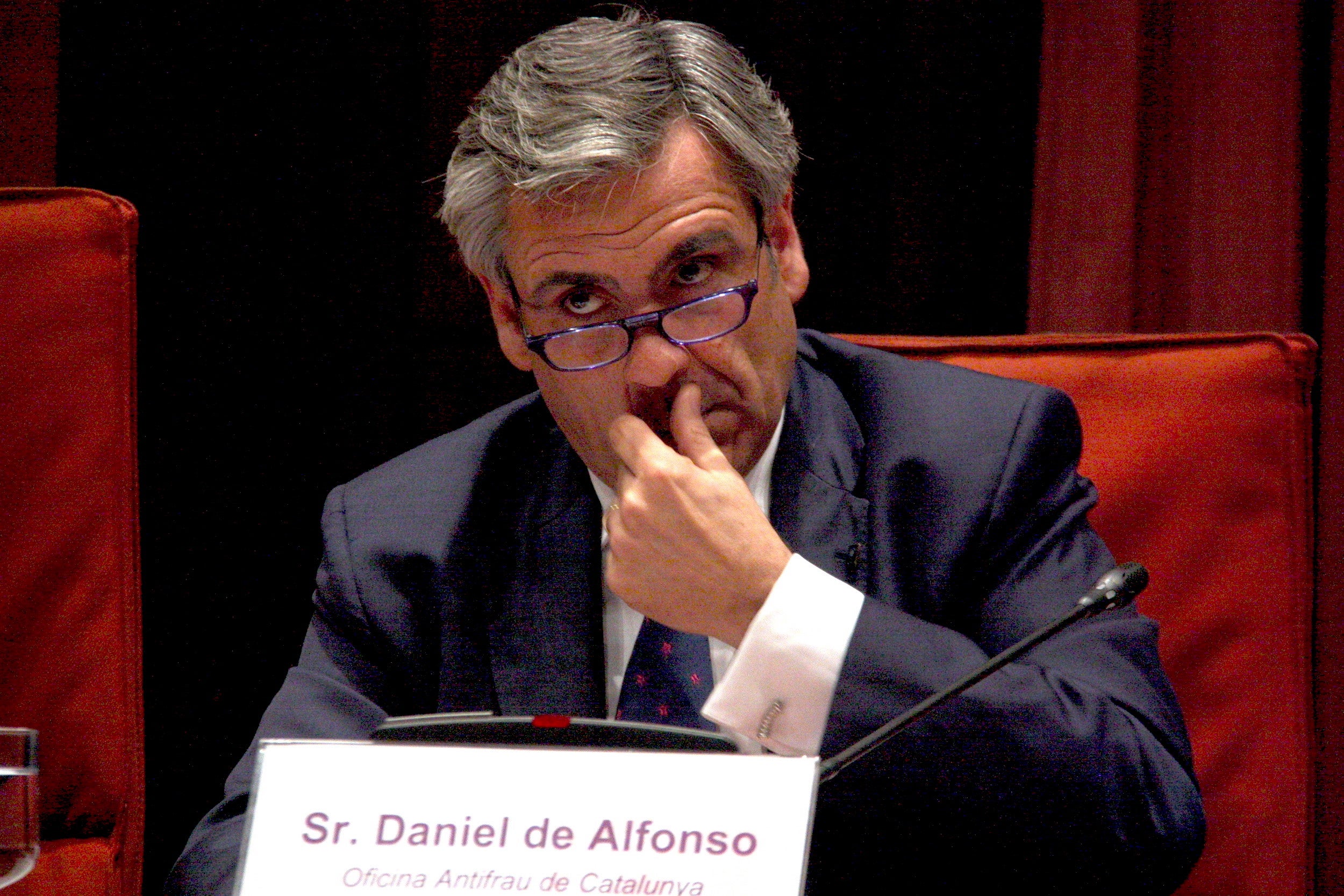 El director de l'Oficina Antifrau de Catalunya, Daniel de Alfonso, amb la mirada alçada i la mà sobre la boca, a la Comissió d'Afers Institucionals del Parlament, el 23 de juny del 2016. /Laura Fíguls-ACN