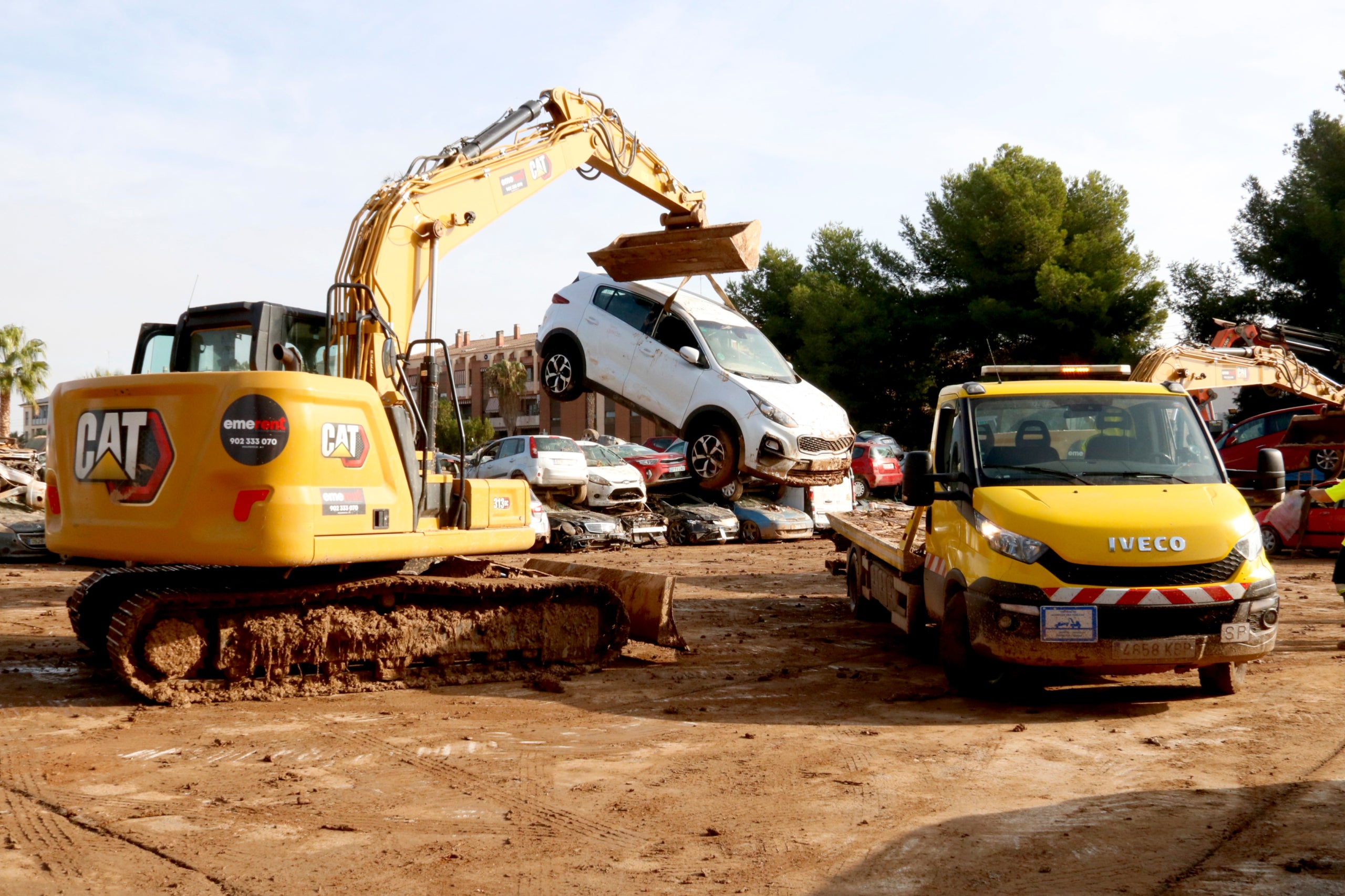 Dos gruistes catalans carreguen un cotxe per apartar-lo de la via a Alfafar / ACN