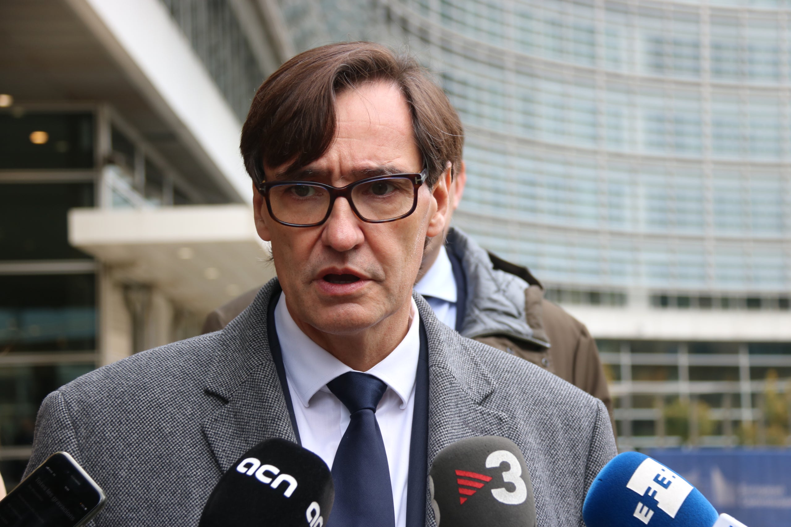 El presidente de la Generalitat, Salvador Illa, durante una atención a los medios frente a la Comisión Europea / ACN