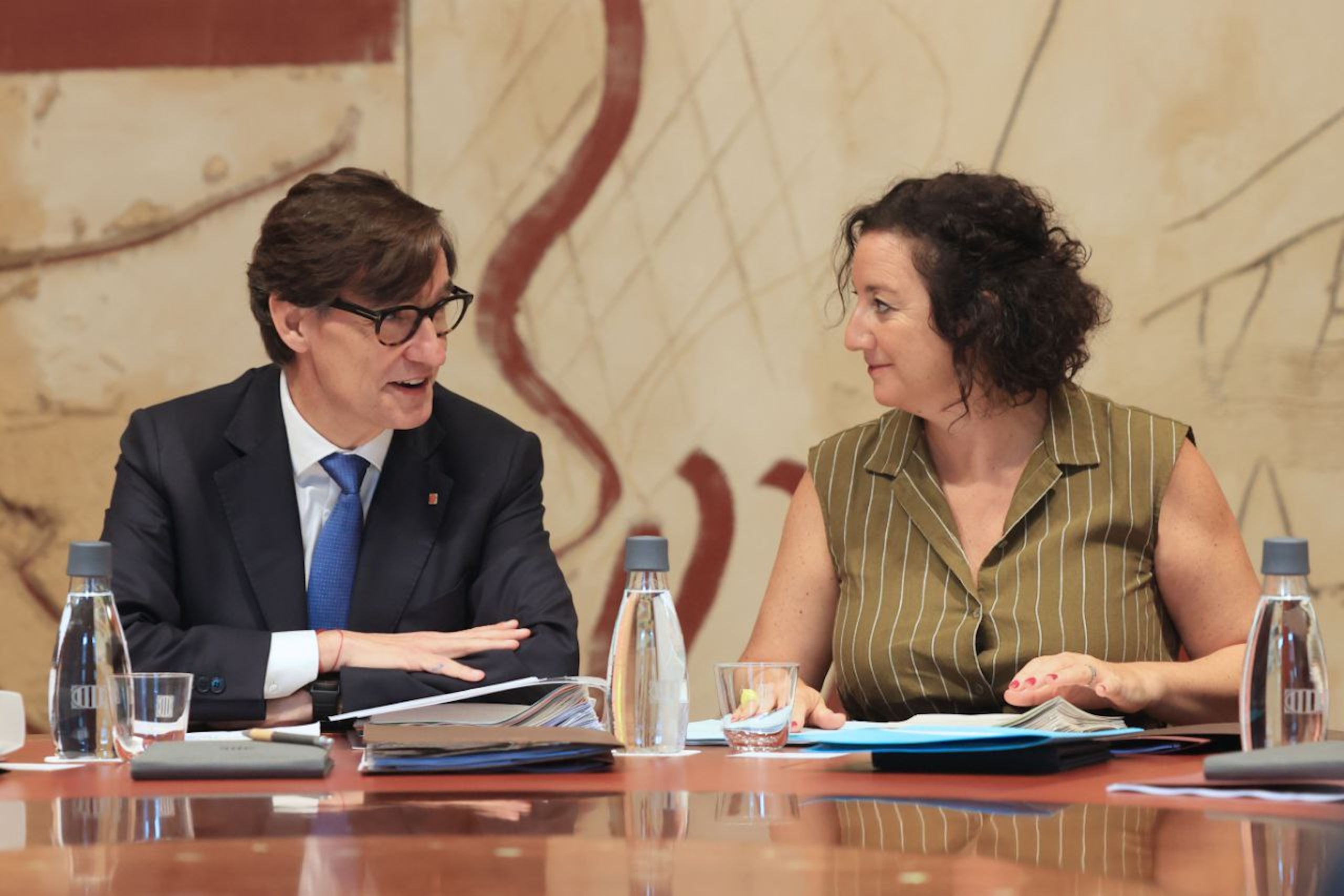 El president de la Generalitat, Salvador Illa, i la consellera d'Economia, Alícia Romero, a la reunió del Consell Executiu / Rubén Moreno / Govern