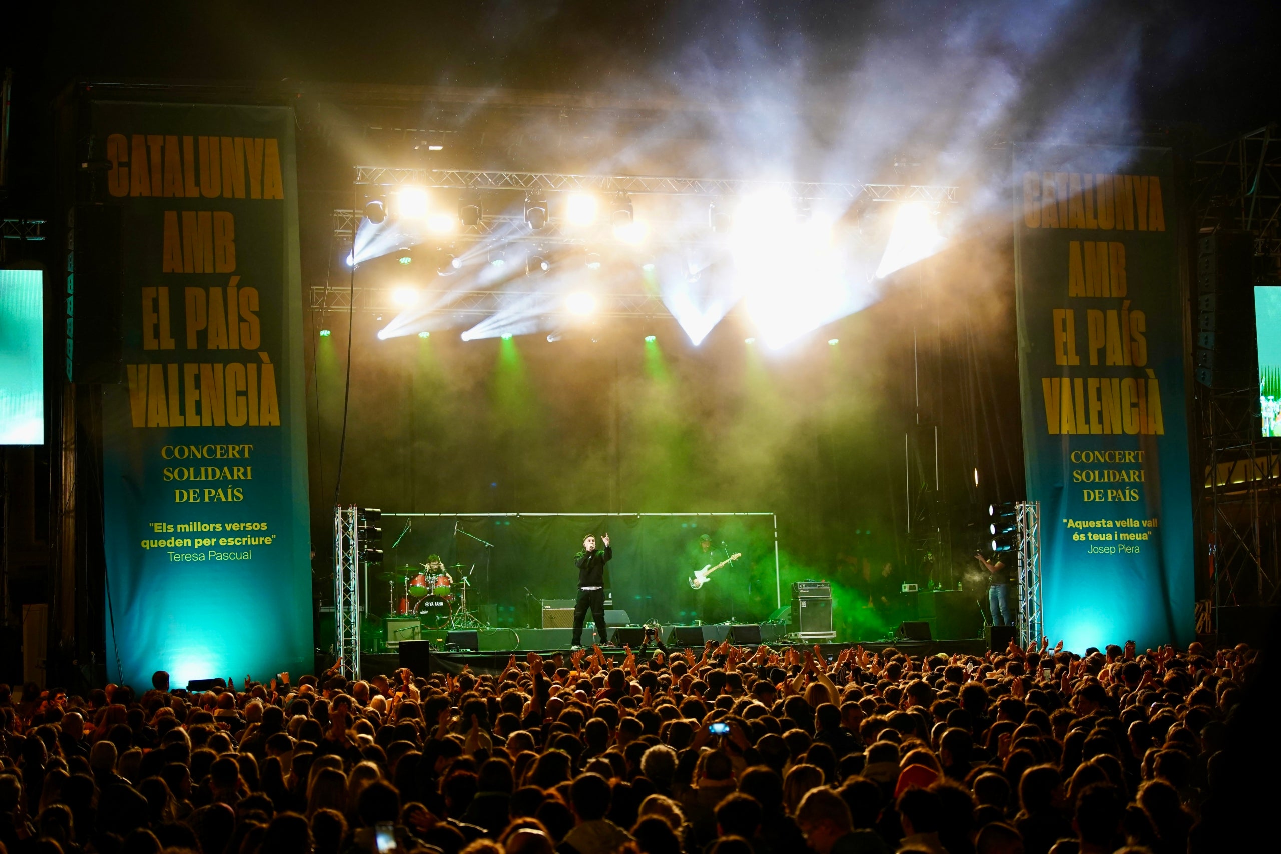 El cantant Edu Esteve durant el concert solidari amb el País Valencià / ACN