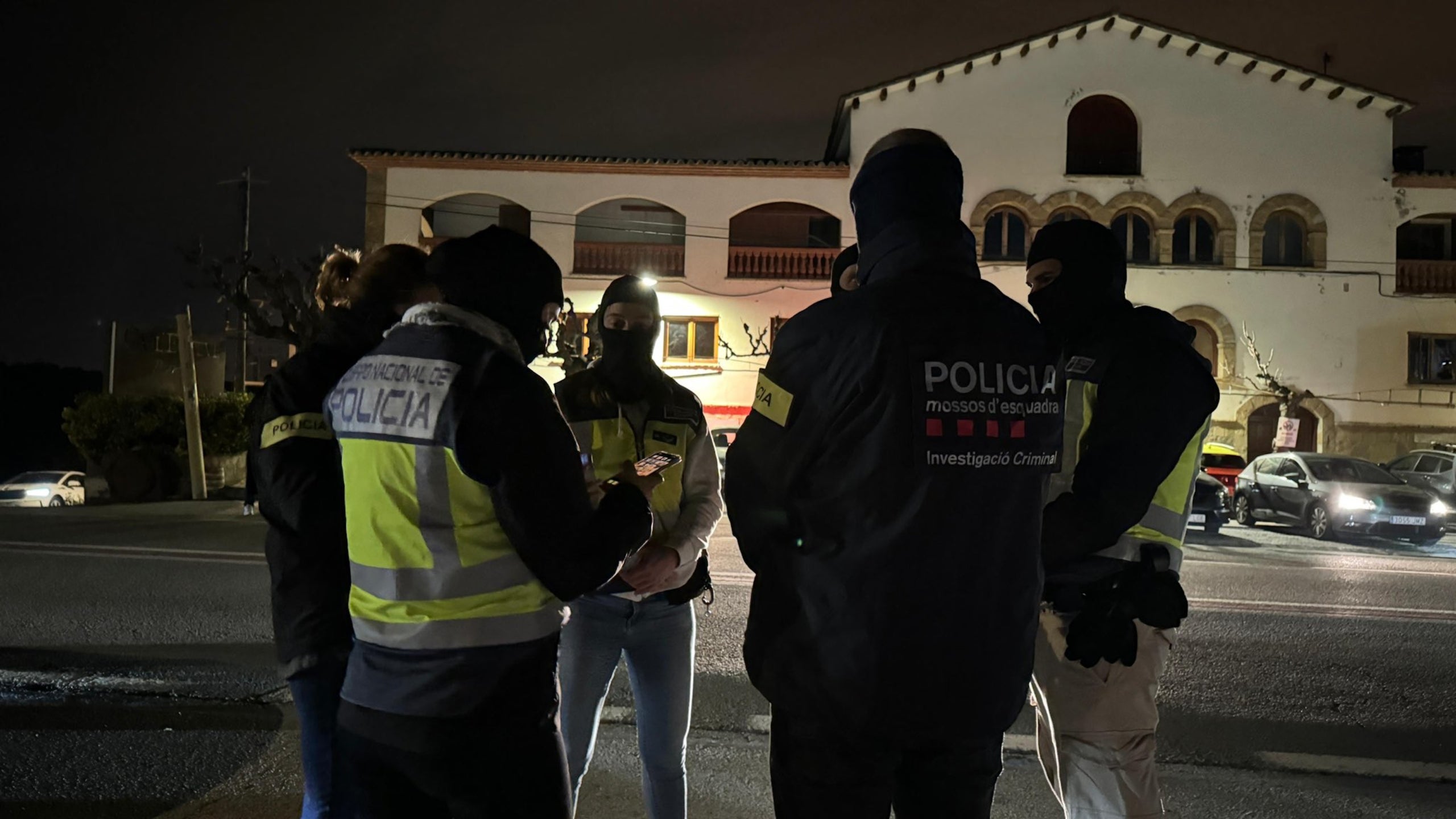 Agents dels Mossos i la Policia Nacional en un dels escorcolls / Mossos d'Esquadra