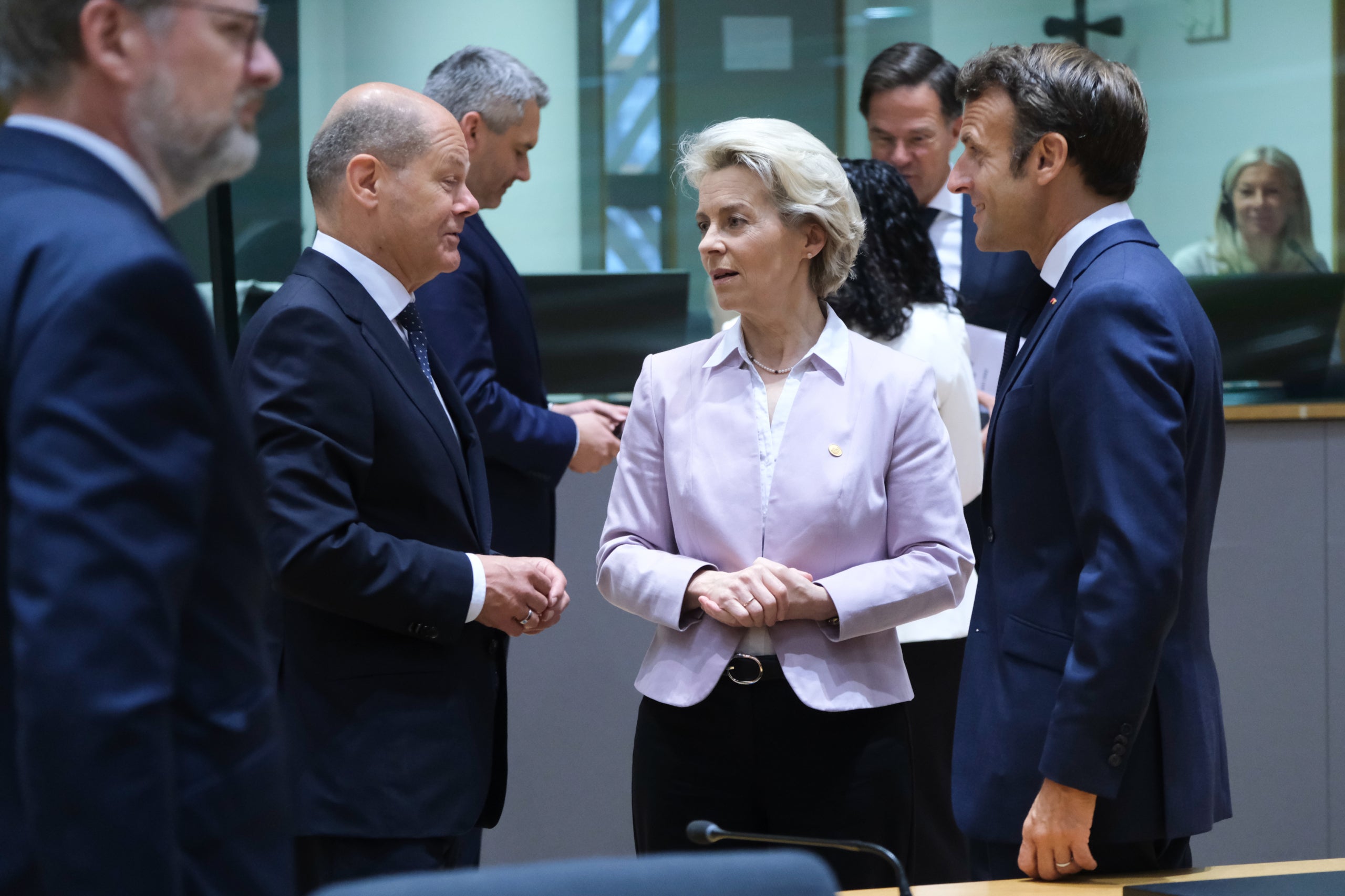 La presidenta de la Comissió Europea, Úrsula Von der Leyen, amb el canceller alemany, Olaf Scholz, i el president francès, Emmanuel Macron / ACN