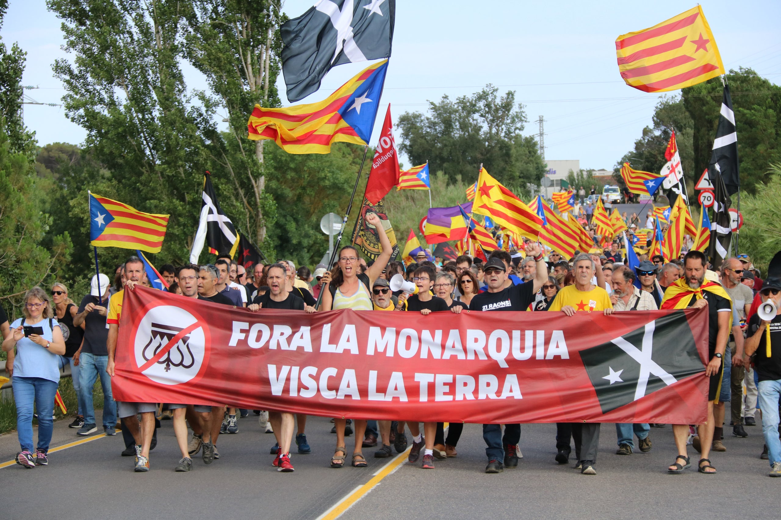 La manifestació abans de dividir-se sortint de Caldes cap a l'hotel on es fa l'acte amb el rei | Aleix Freixas/Gerard Vilà (ACN)