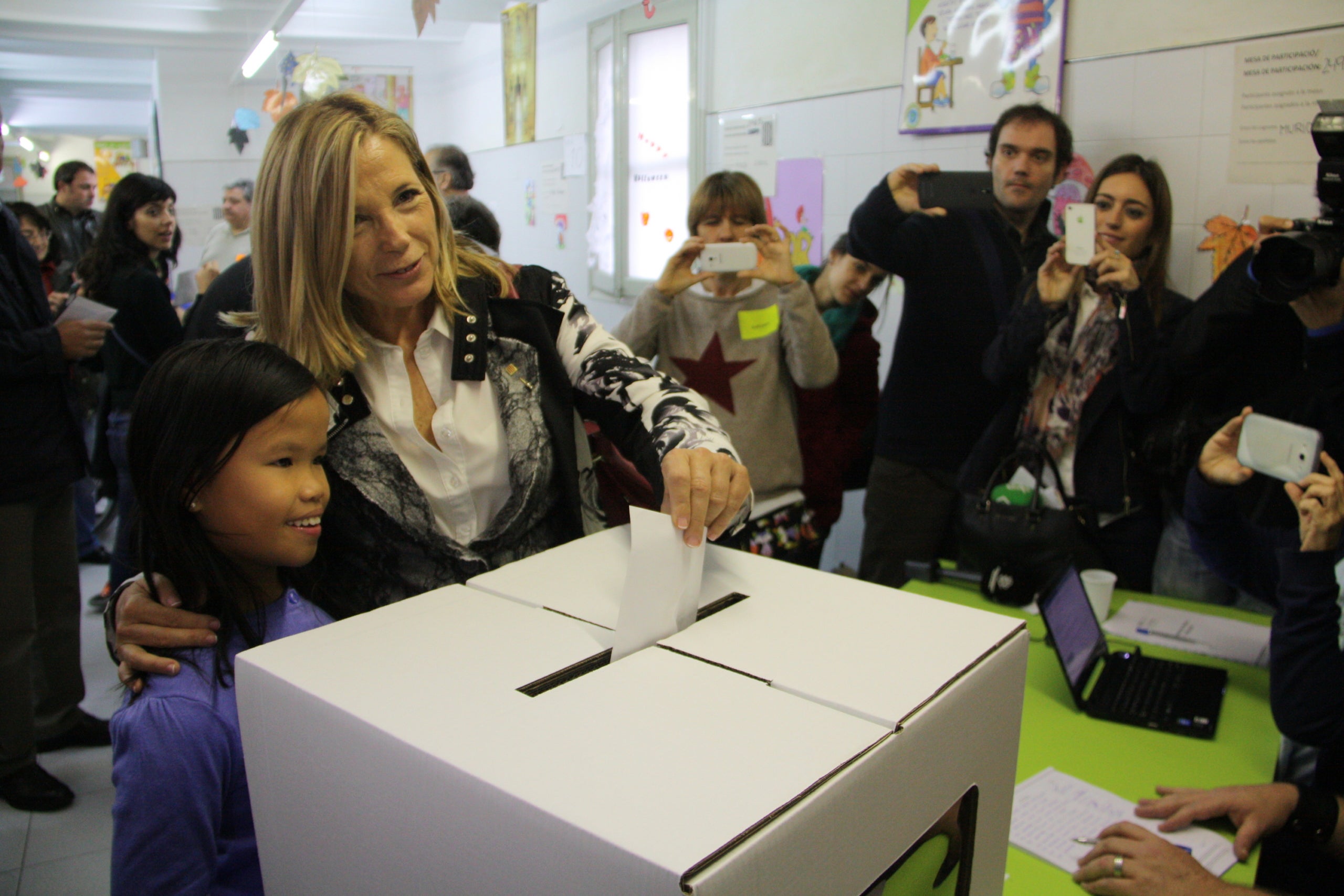 Joana Ortega vota el 9-N, acompañada de su hija/Núria Julià ACN