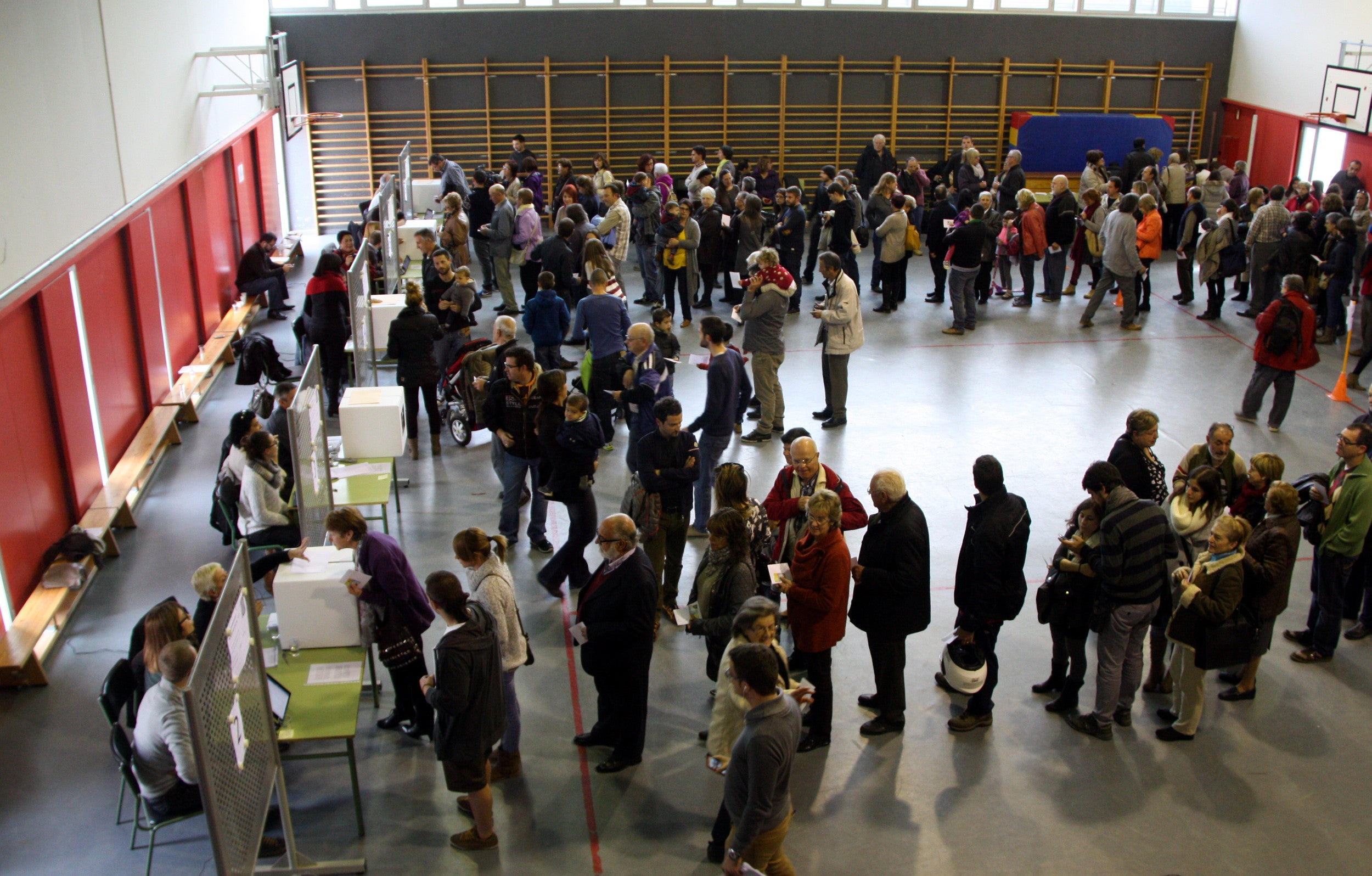 Colas para votar el 9-N en una escuela de Barcelona/ACN