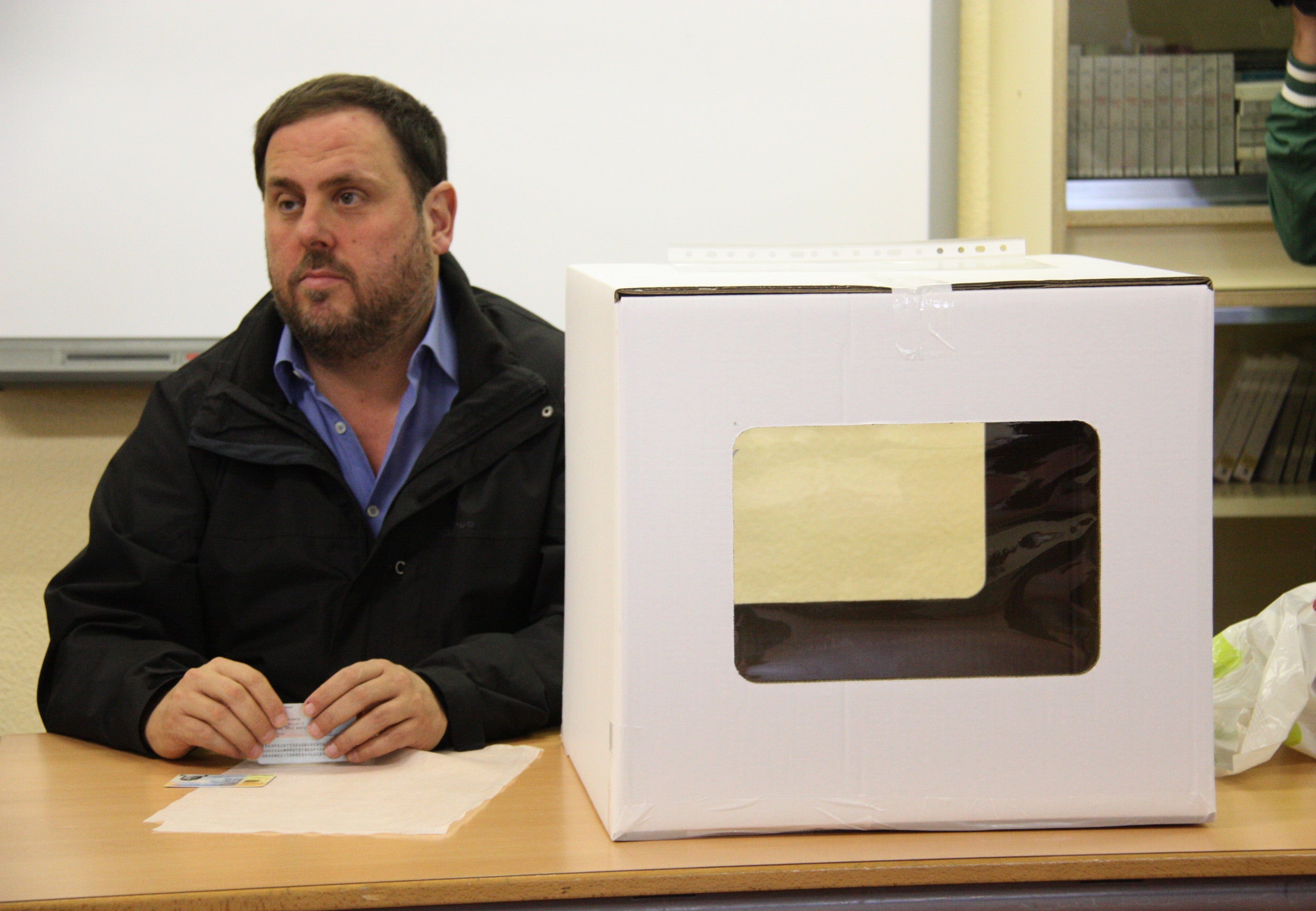 Oriol Junqueras fent de voluntari del 9-N a Sant Vicenç dels Horts/ACN