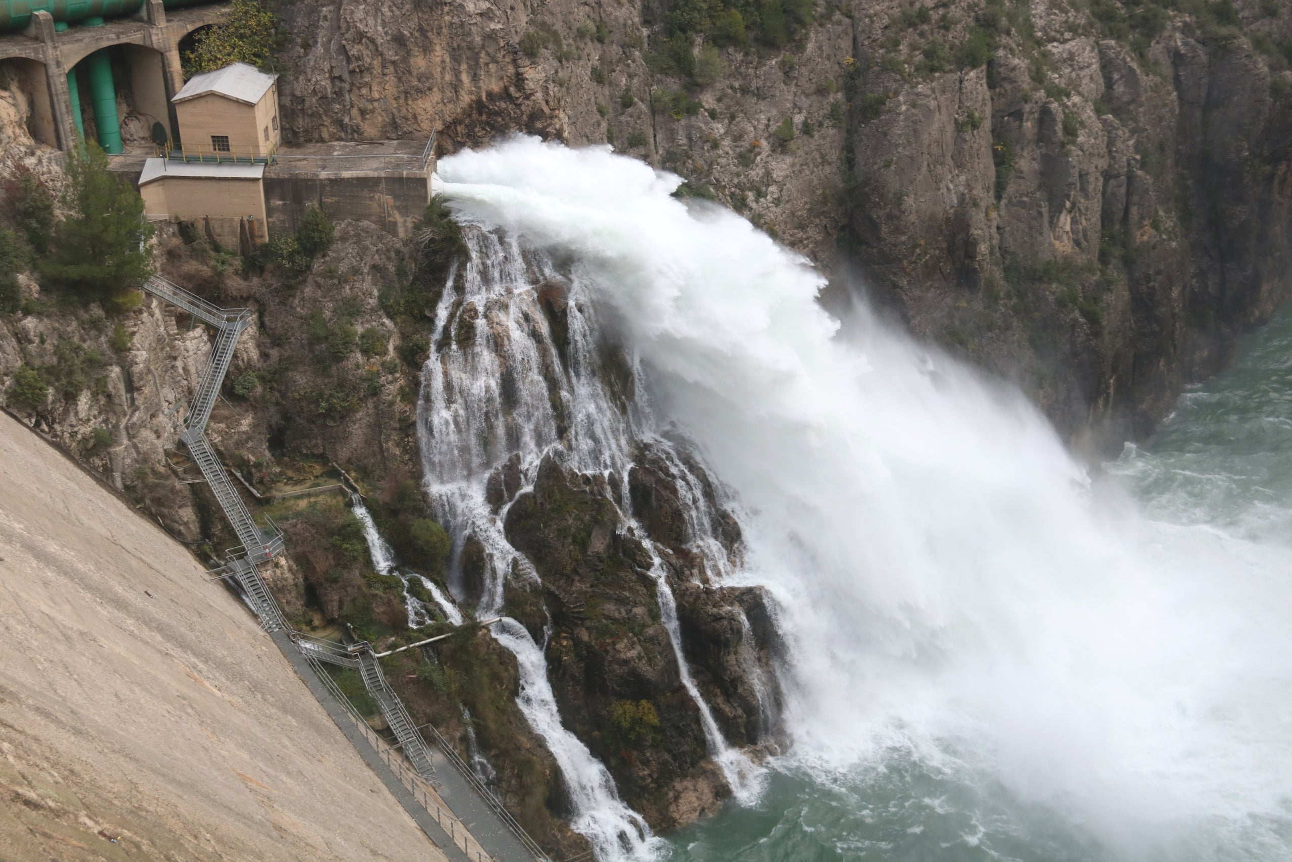 Desembalse de agua este martes por la mañana en Camarasa, la Noguera | Ignasi Gómez (ACN)