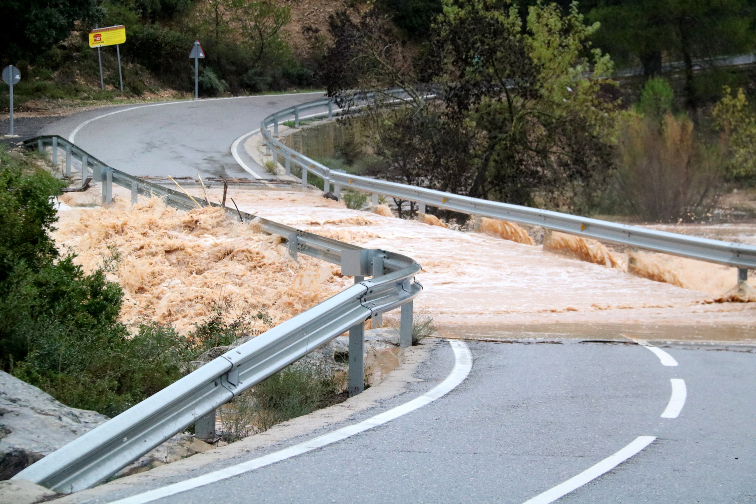 El río Algars desbordado a su paso por Horta de Sant Joan esta semana / Anna Ferràs (ACN)
