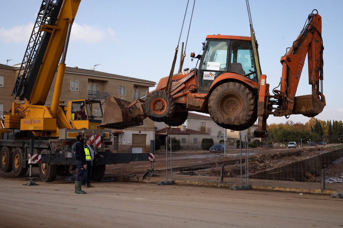 Operaris de l'Ajuntament d'Utiel treuen una excavadora del riu Magre que feia tasques de neteja/Mathias Rodríguez