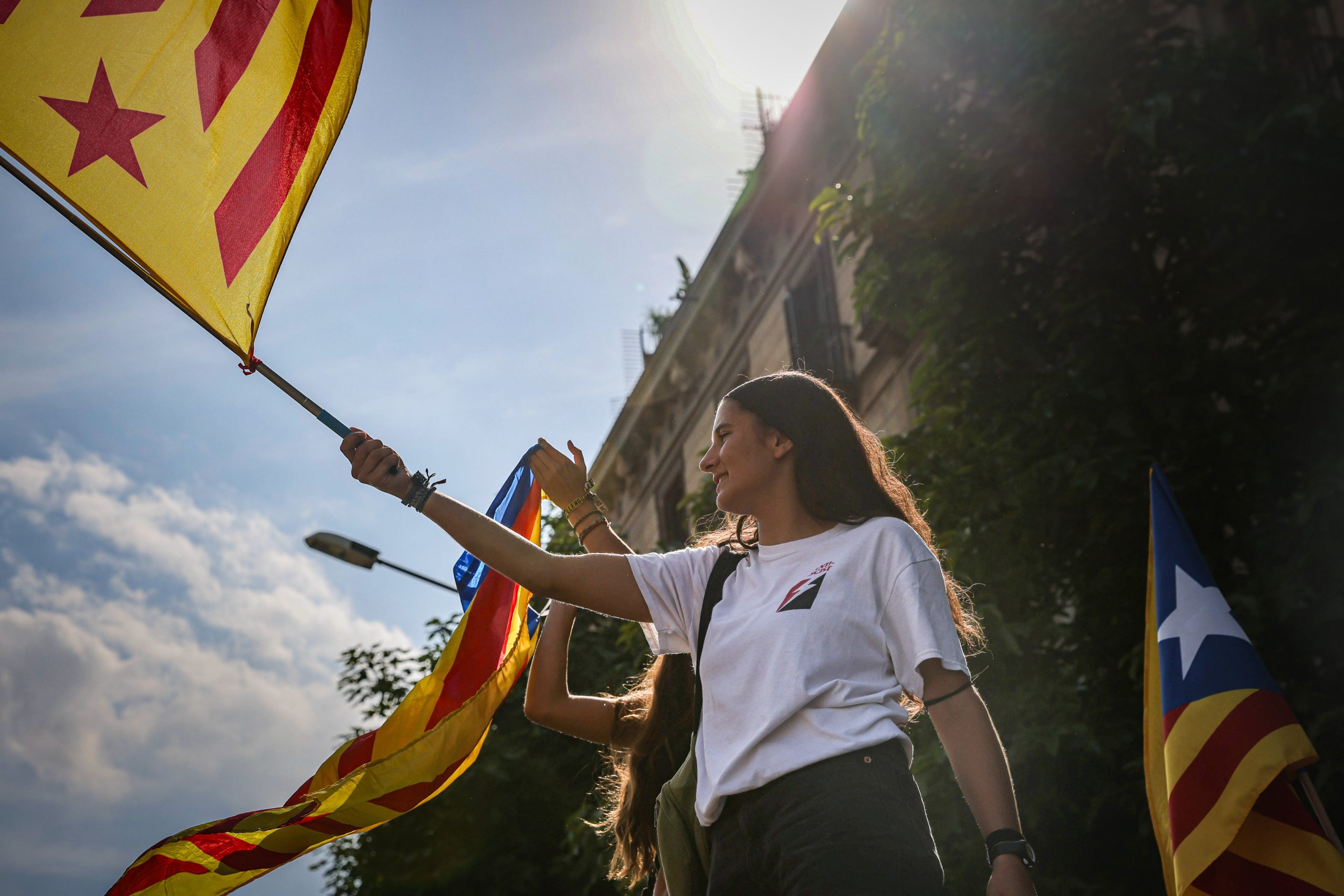 Una jove sosté una estelada durant la mobilització independentista convocada a Barcelona amb motiu de la Diada del 2024 / Jordi Borràs / ACN